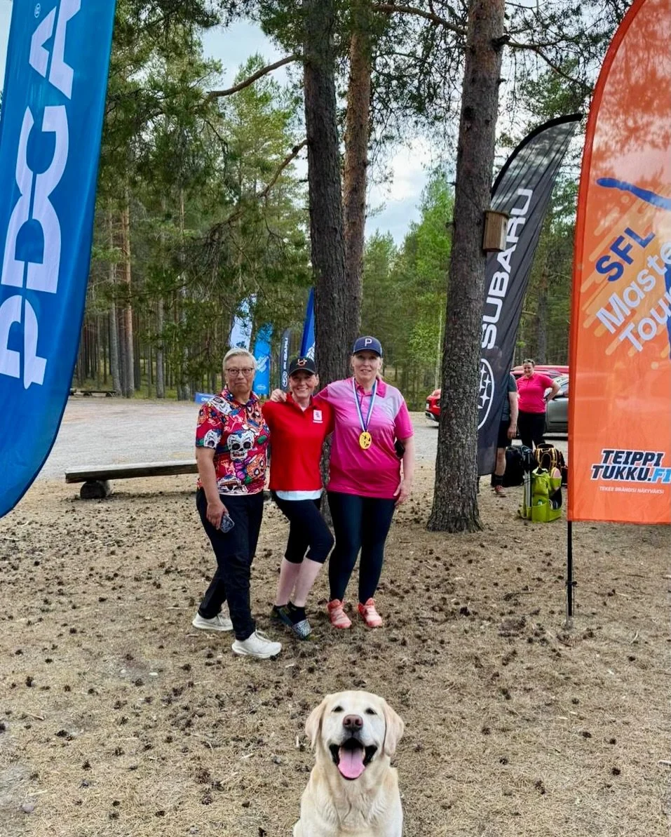 Vampulan upea hiekkapohjainen mets&auml;rata tarjosi masterseille aimo annoksen nakattavaa! Onnea voittajille! 😎 Kiitos j&auml;rjestelyist&auml; @vampulanfrisbeegolf ja @huittistenkaupunki tuestanne frisbeegolfille! 🤘🏻

SFL Masters Tour Vampula yh