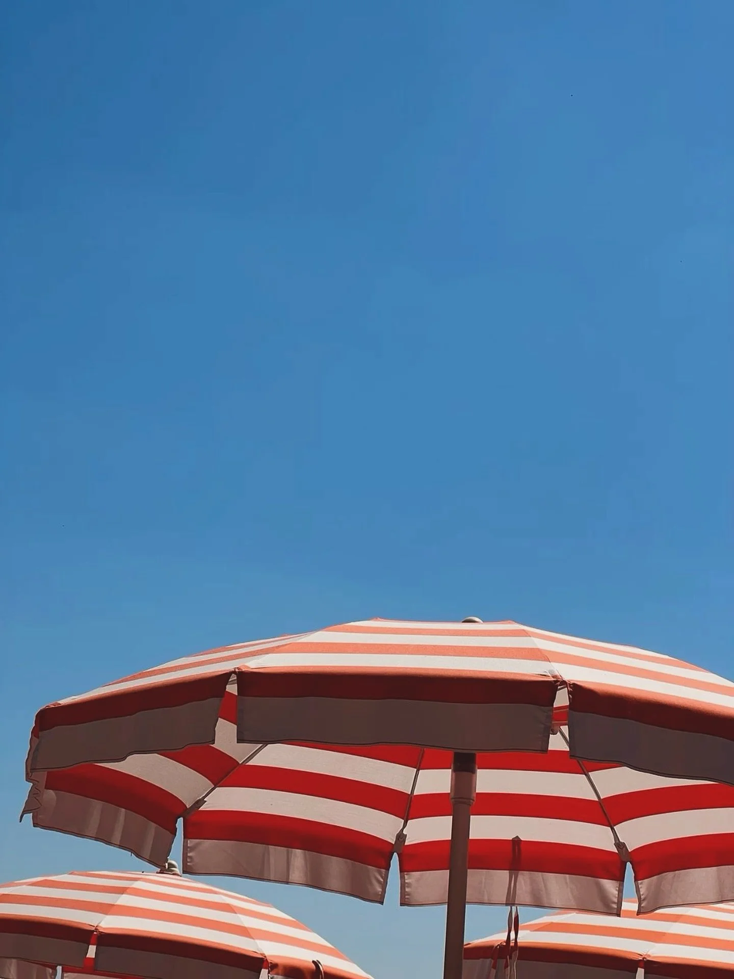 Blue skies, 25&deg;C and full-on dolce vita mode. ☀️💦⁣
Terrazza LUSCONI is the place to be, sunny seats, fountain breeze, DJ tunes, spritz in hand, and our new summer menu full of Italian goodness. 🇮🇹🍹🍕⁣
⁣
Come sip, snack &amp; sway, the real Po