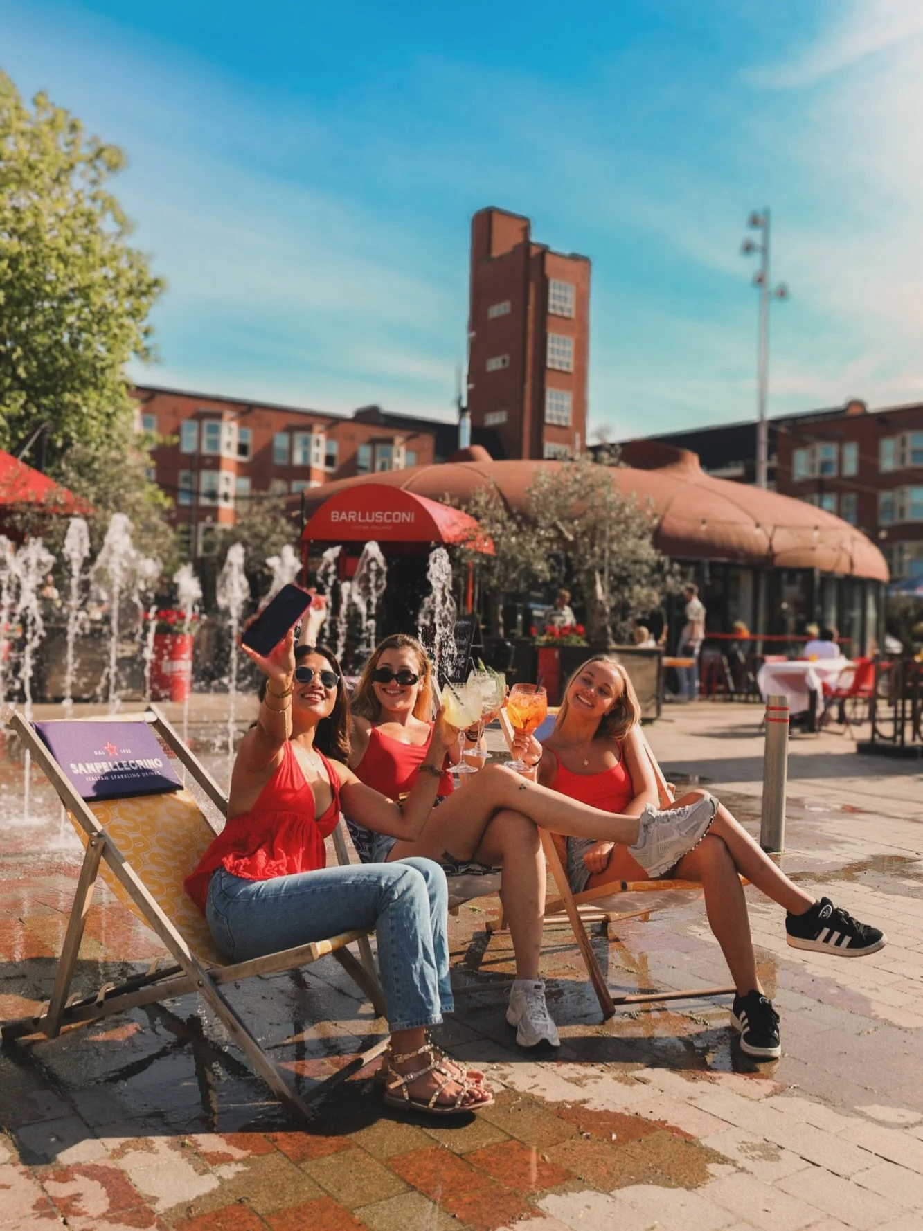 Blue skies, spritz in hand &amp; toes in the fountain&hellip;⁣
Feels like a summer day in Portofino 🇮🇹☀️⁣
⁣
Pull up a chair at our terrazza, soak up the sun &amp; sip the dolce vita.⁣
⁣
📍Mercatorplein 2b, we&rsquo;ve got the vibes, the food, and t