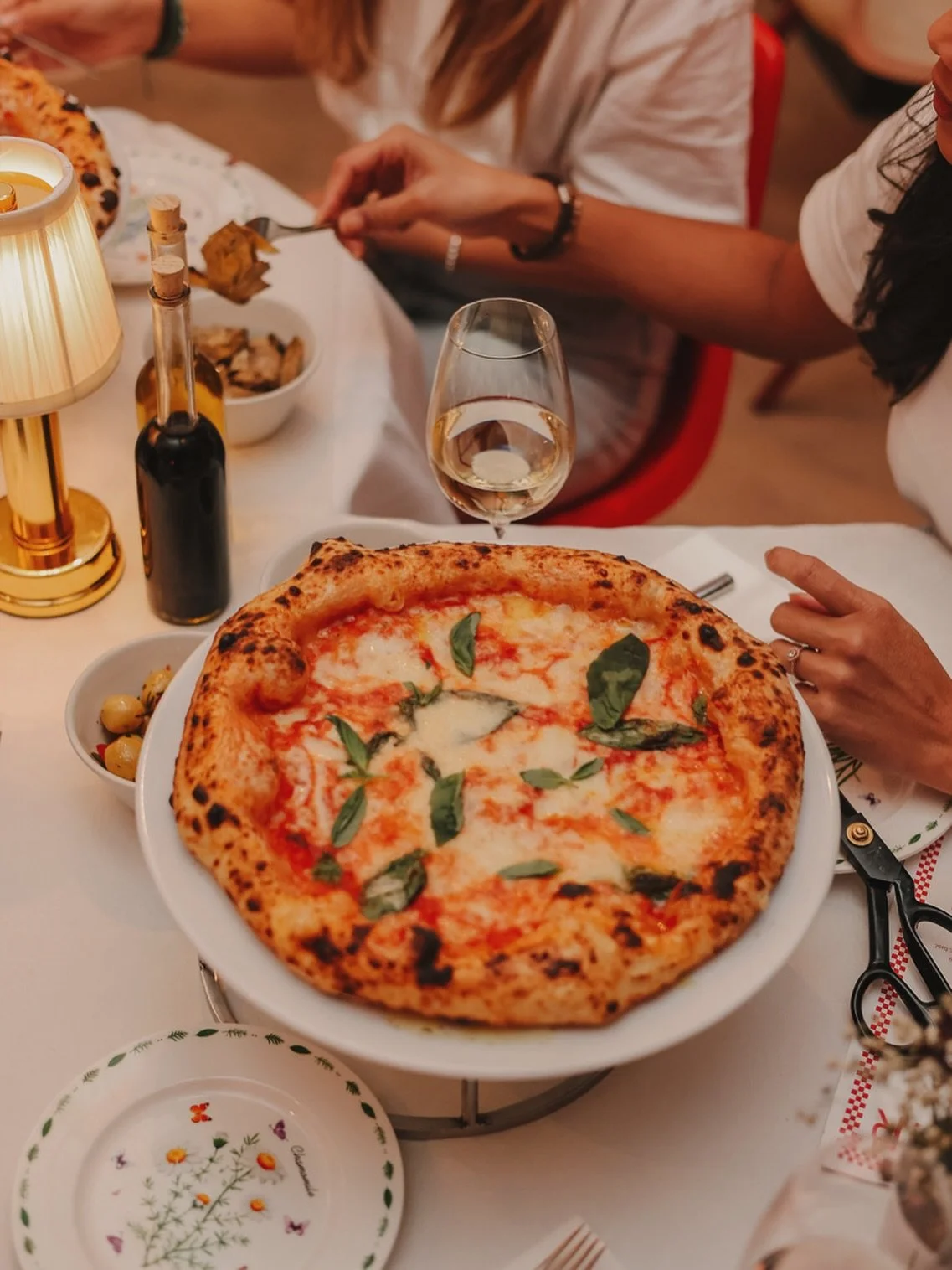 🍕 New pizzas just landed and yes, they&rsquo;re molto delizioso! 🇮🇹✨⁣
From crispy crusts to bold, cheesy toppings&hellip; made to share (but we totally get it if you don&rsquo;t 😉).⁣
⁣
📍 Mercatorplein 2B⁣
Always cozy, always Italian. Come grab a