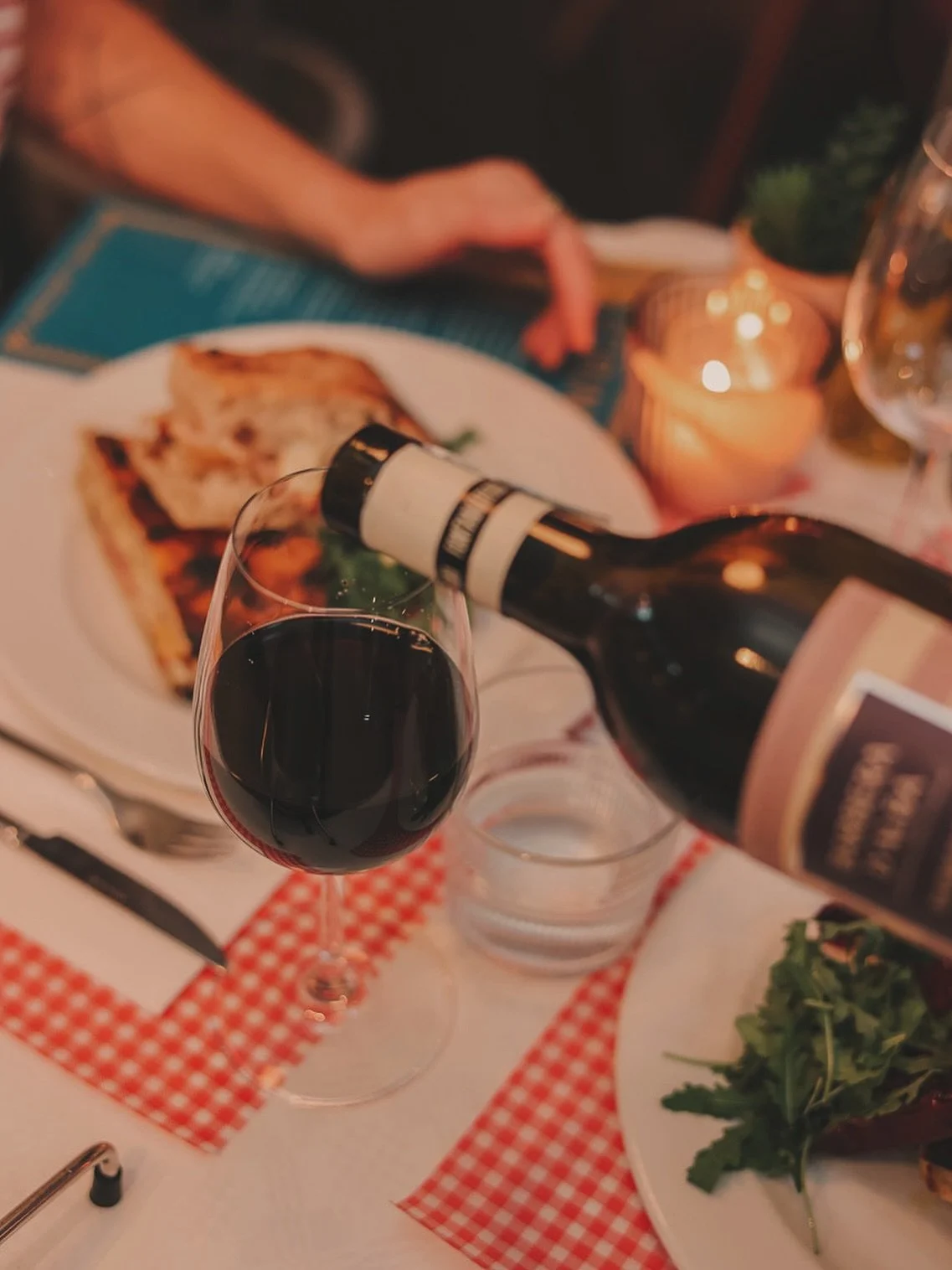 Lunch like an Italian 🇮🇹✨
Warm focaccia, a glass of velvety red wine&hellip;
It&rsquo;s giving la dolce pausa. 🍷🍞

📍 Mercatorplein 2B, BAR.LUSCONI, where every bite feels like a getaway.

.
.
.
.

#barlusconiamsterdam #italianrestaurantamsterdam