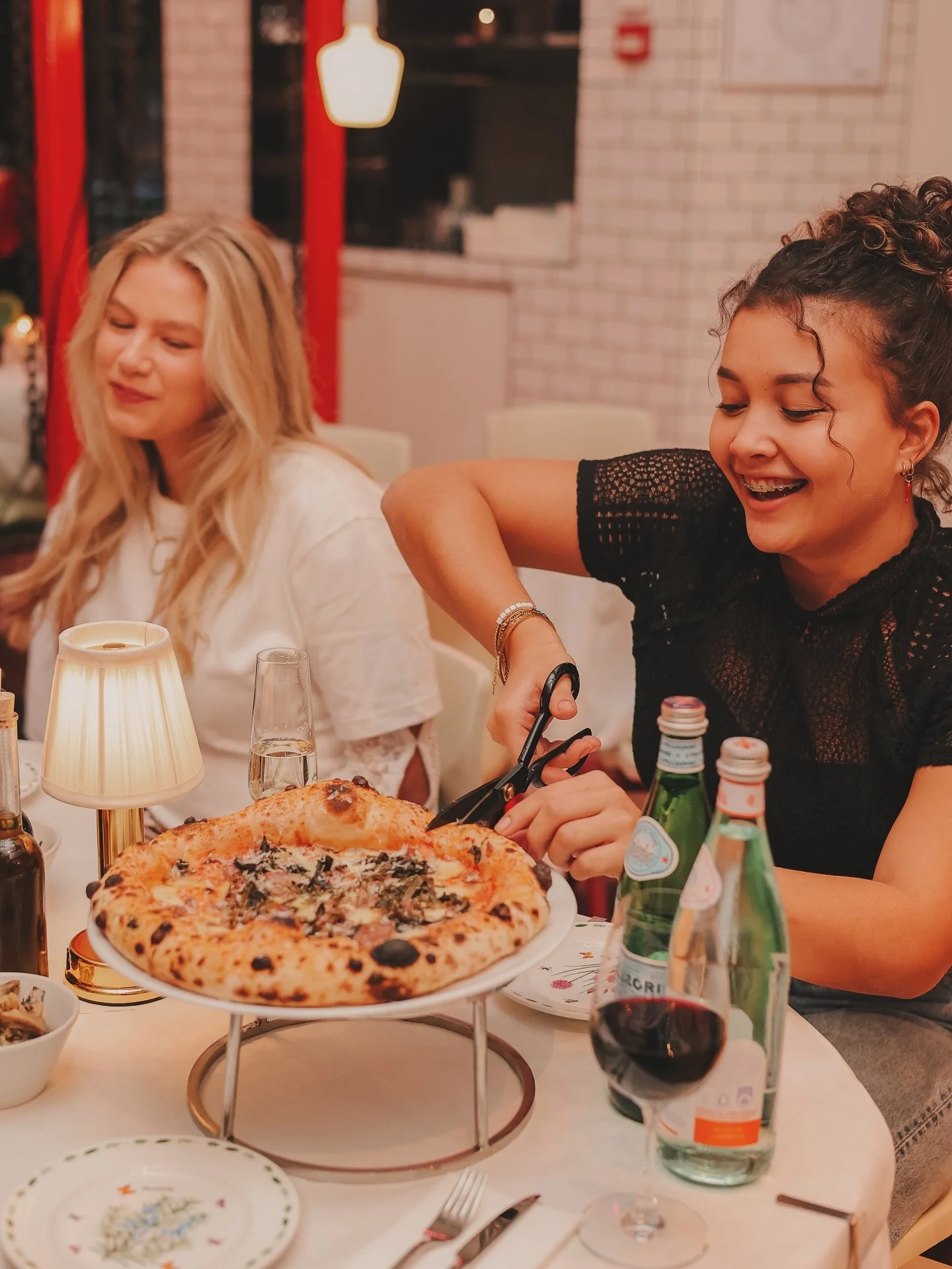 Pizza + cocktails = ultimate ADE combo 🍕🍸⁣
Scissors out, vibes up, we&rsquo;re fuelling your night with serious flavour.⁣
⁣
➡️ ADE RECHARGE:⁣
🍕 Pizza + cocktail for just &euro;15⁣
💛 Limoncello shots for &euro;2 all day⁣
⁣
Fuel up before the next 