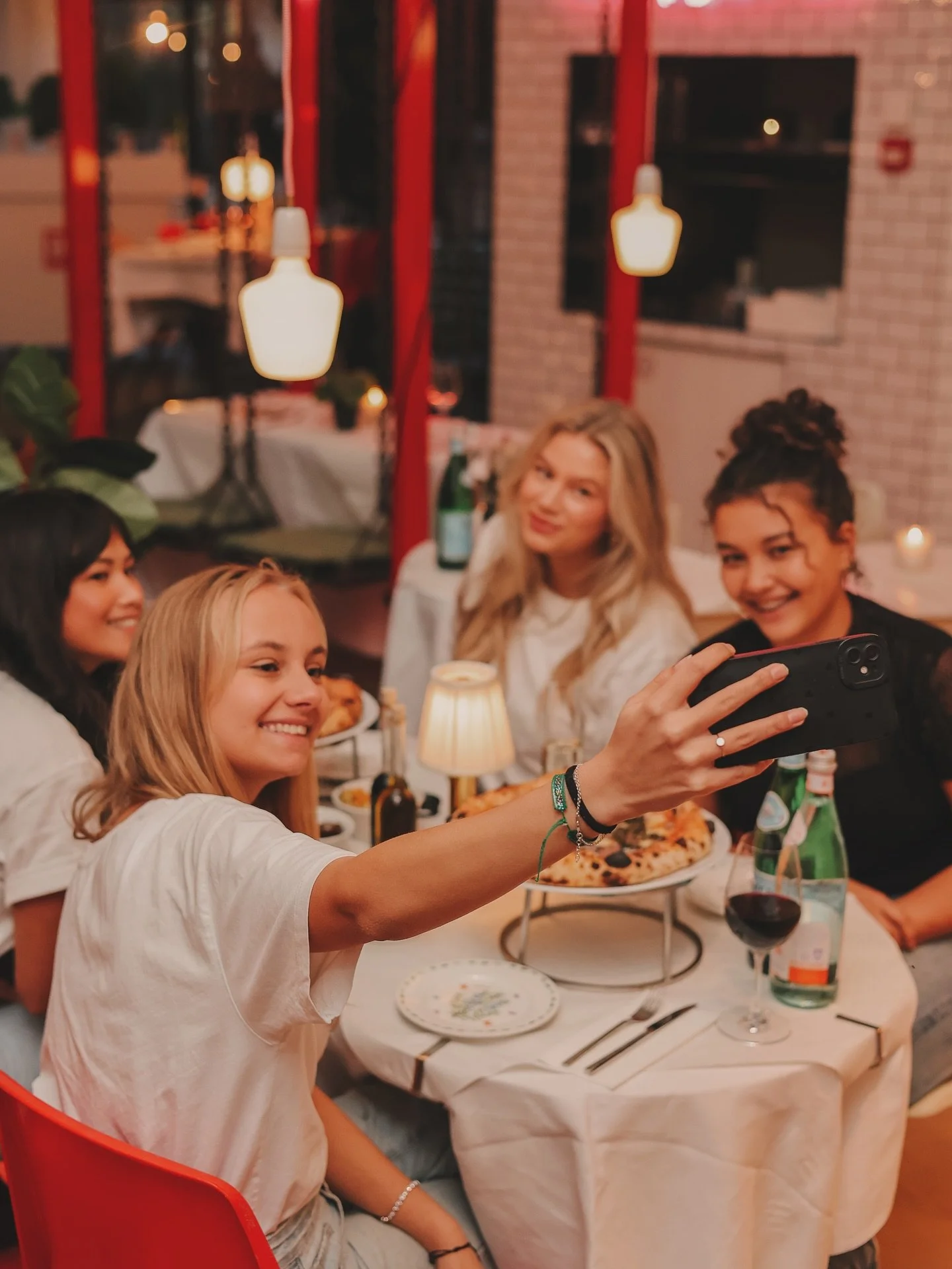 From first slice to last sip, Bar Lusconi is the place to make memories (and take cute selfies).⁣
Group dinners just hit different here,shared pizzas, shared laughs, shared limoncello. 🍕📸⁣
⁣
📍 BAR.LUSCONI, Mercatorplein 2B, come hungry, come with 