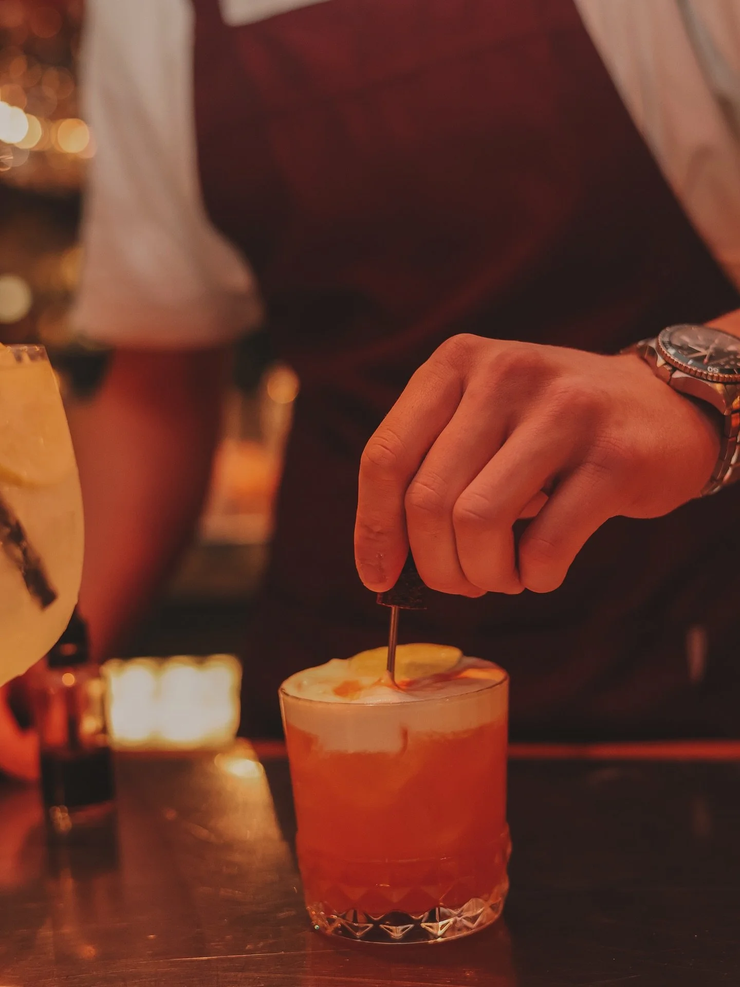 Friday Negroni mood: Bold. Bitter. Beautiful.⁣
Just like your weekend plans 🍊🍸⁣
⁣
Add a stir. Take a sip. Let the weekend begin.⁣
⁣
📍 BAR.LUSCONI | Mercatorplein 2B⁣
𝘊𝘰𝘮𝘦 𝘤𝘦𝘭𝘦𝘣𝘳𝘢𝘵𝘦 𝘵𝘩𝘦 𝘴𝘵𝘢𝘳𝘵 𝘰𝘧 𝘵𝘩𝘦 𝘸𝘦𝘦𝘬𝘦𝘯𝘥 𝘵𝘩𝘦 ?