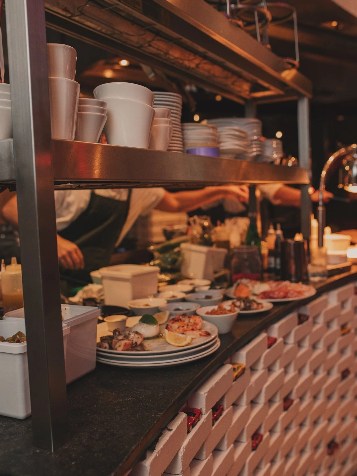 From kitchen to table 🇮🇹⁣
Bold flavours, no shortcuts, just proper Italian dishes, straight from our cucina.⁣
Let the sharing (or not) begin 😉⁣
⁣
📍 BAR.LUSCONI, Mercatorplein 2B,Come taste your way through the menu, bite by bite 🍴⁣
⁣
.⁣
.⁣
.⁣
#b