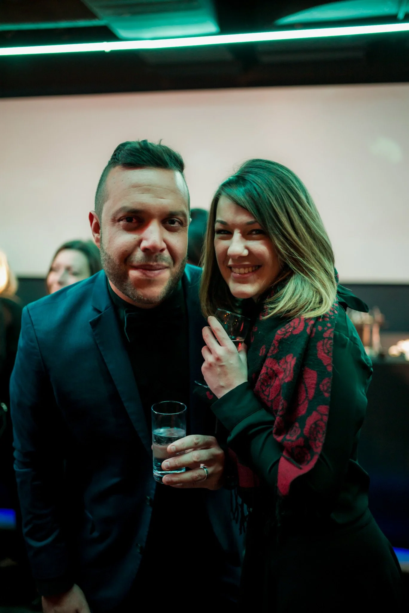 Deux personnes sourient et posent lors de la soirée annuelle Régus à Paris. Tenues élégantes, verres à la main, ambiance intime et chaleureuse, illustrant les moments de partage et de célébration.