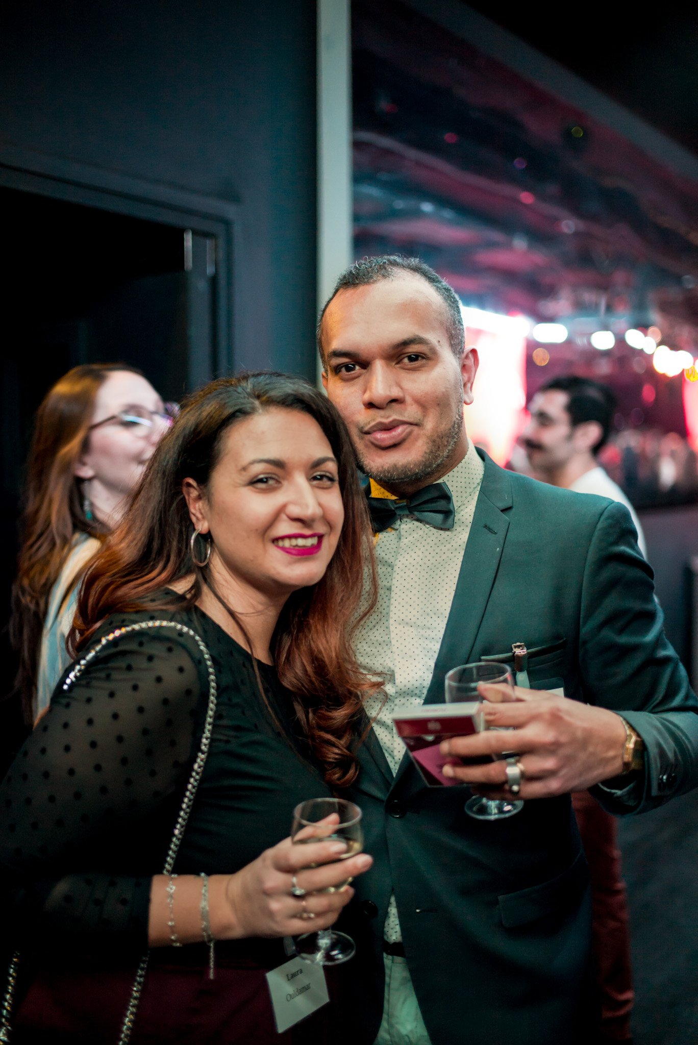 Deux invités partagent un moment convivial lors de la soirée Régus Paris. Ambiance détendue et souriante, avec des verres à la main, illustrant les échanges authentiques de la soirée.