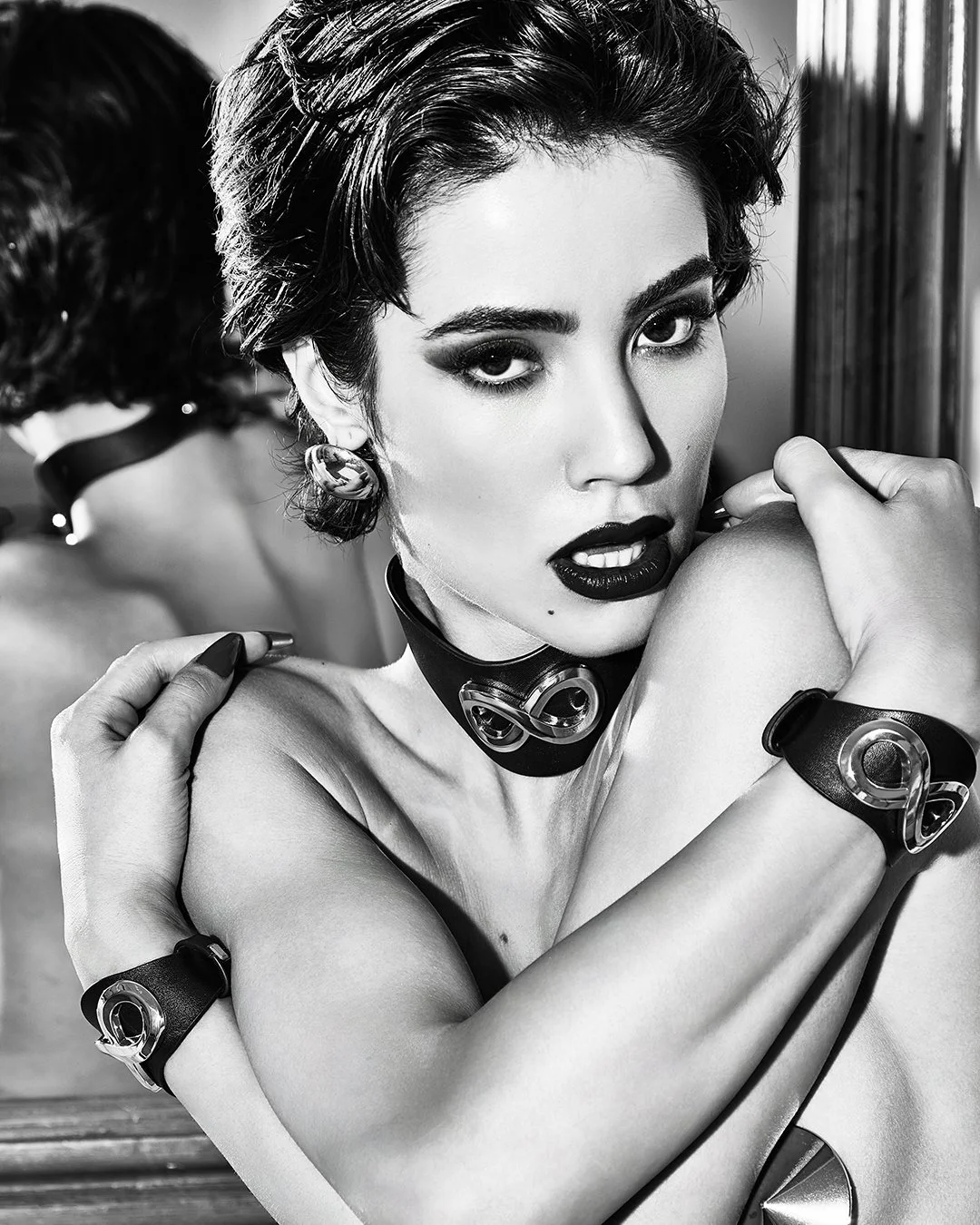 Bound by nothing but choice.
The Saskia Choker and Bracelets in vegan leather and gold-finish hardware &mdash; stripped back, locked in.