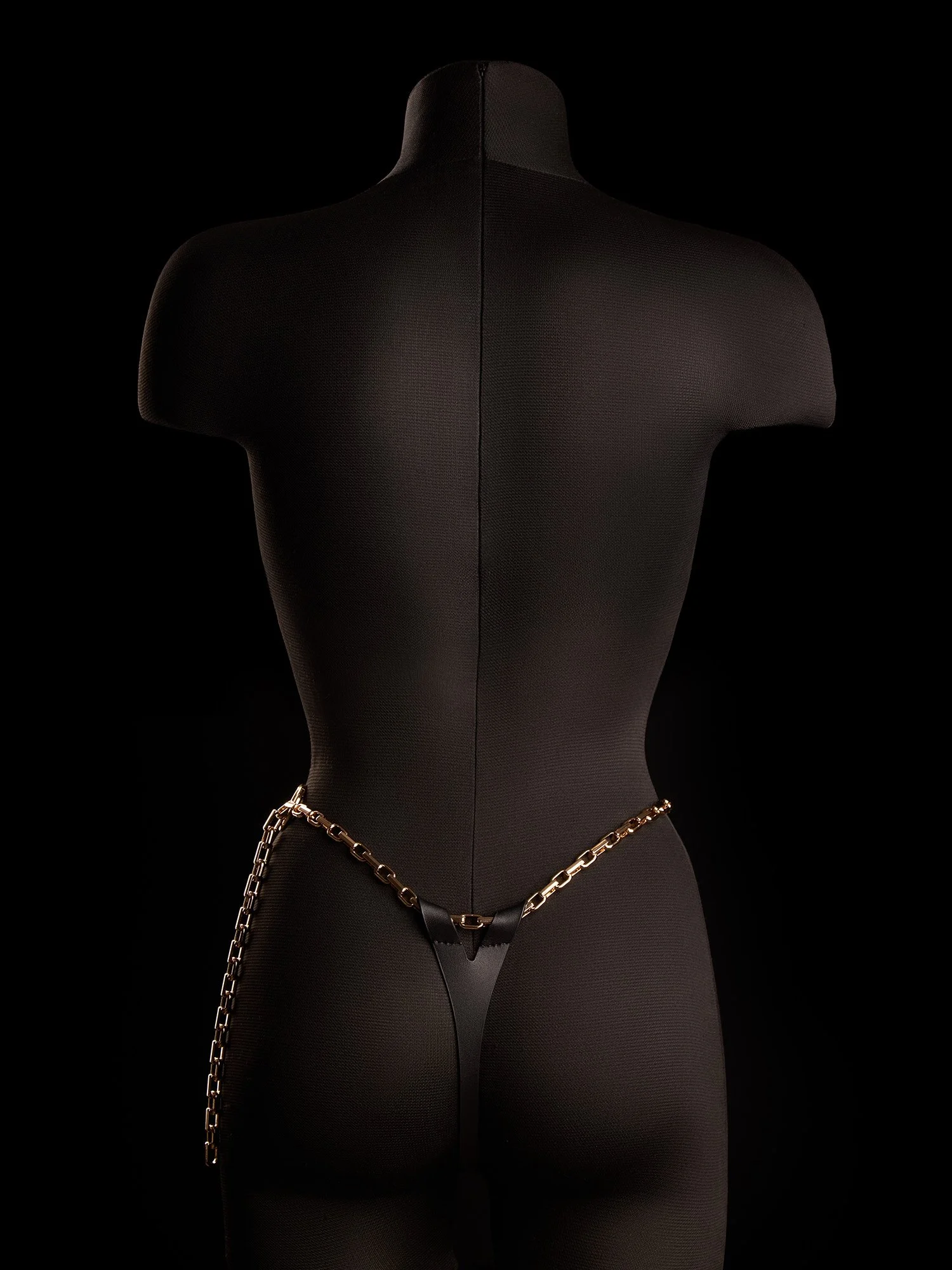 iinfynii-aeteria-vegan-leather-thong-gold-chain-side-ring-back.jpg