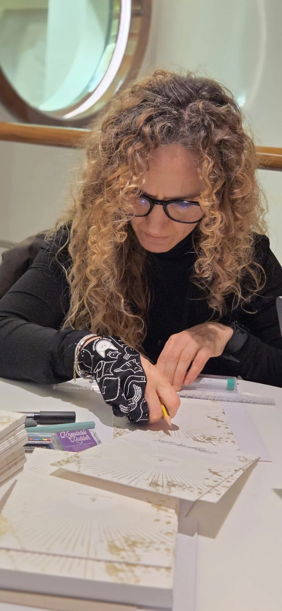 Fundadora de Bendita Caligrafía en un evento en directo haciendo caligrafía en vivo para Four Seasons.