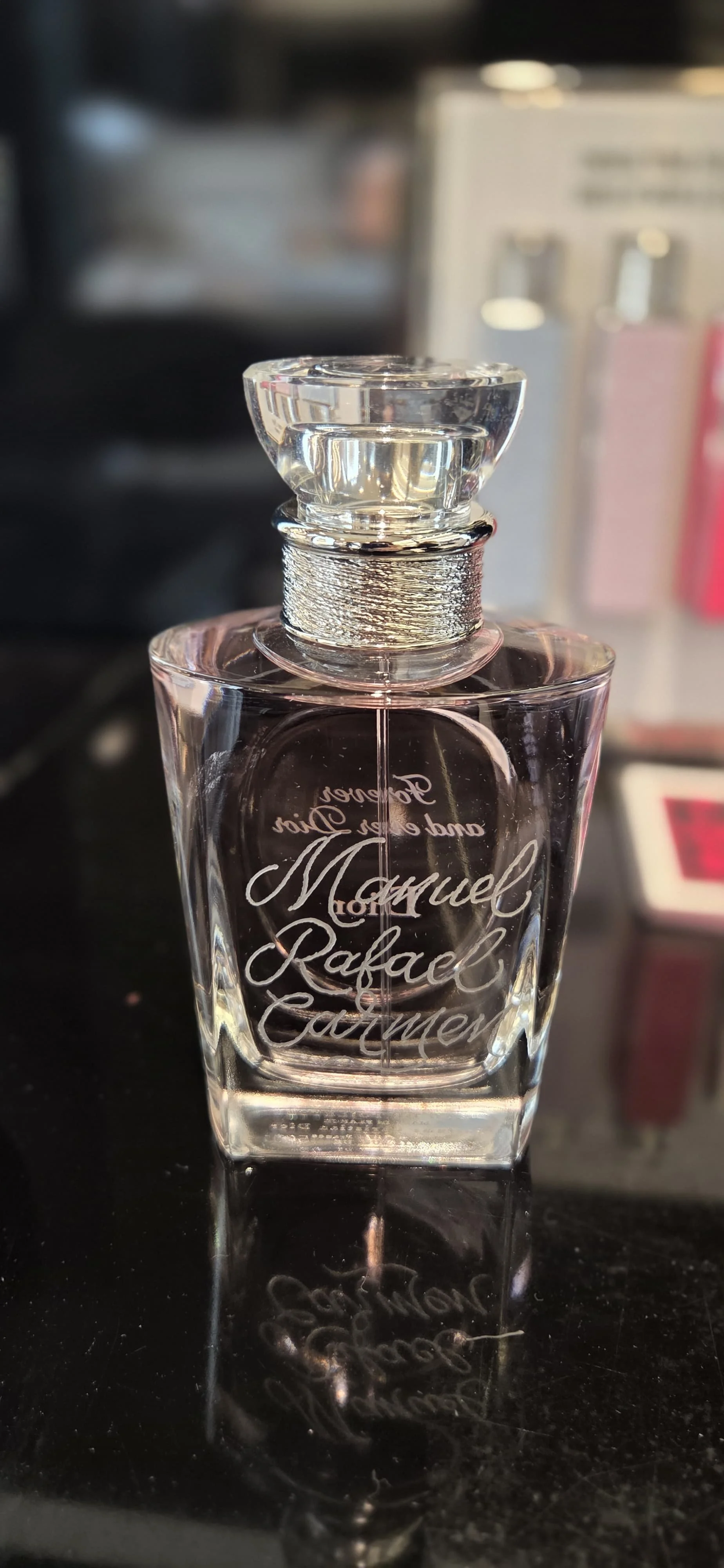 Bote de perfume Dior con caligrafía personalizada por Bendita Caligrafia