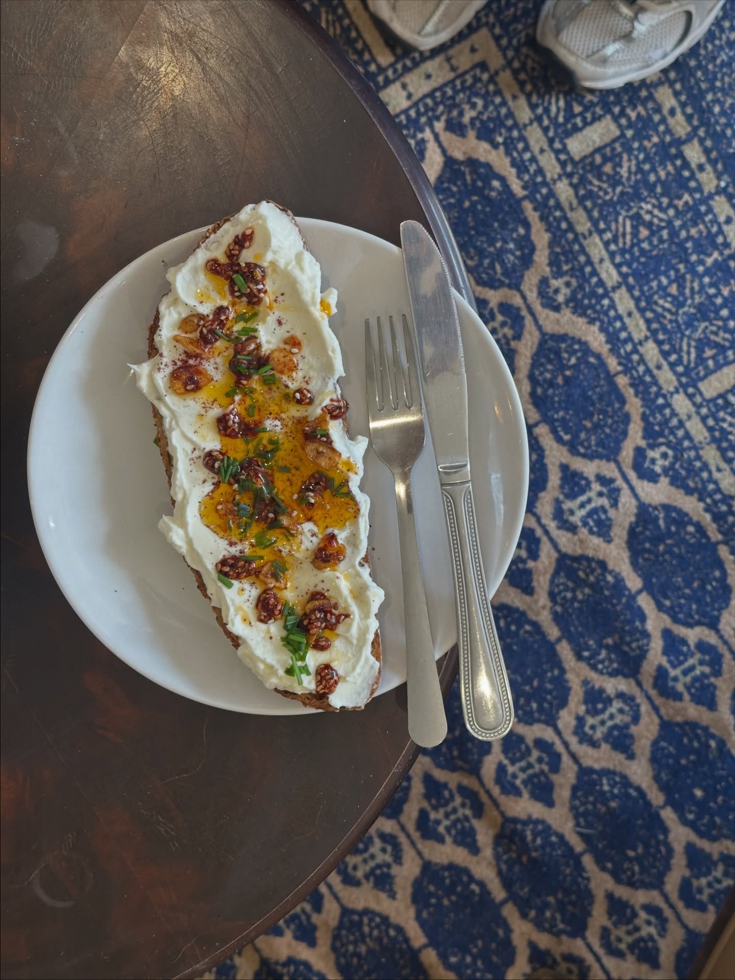 If you ever ask us for a food recommendation, it tends to be this&hellip; 

crunchy garlic sumac toast on a little bed of labneh 🤤