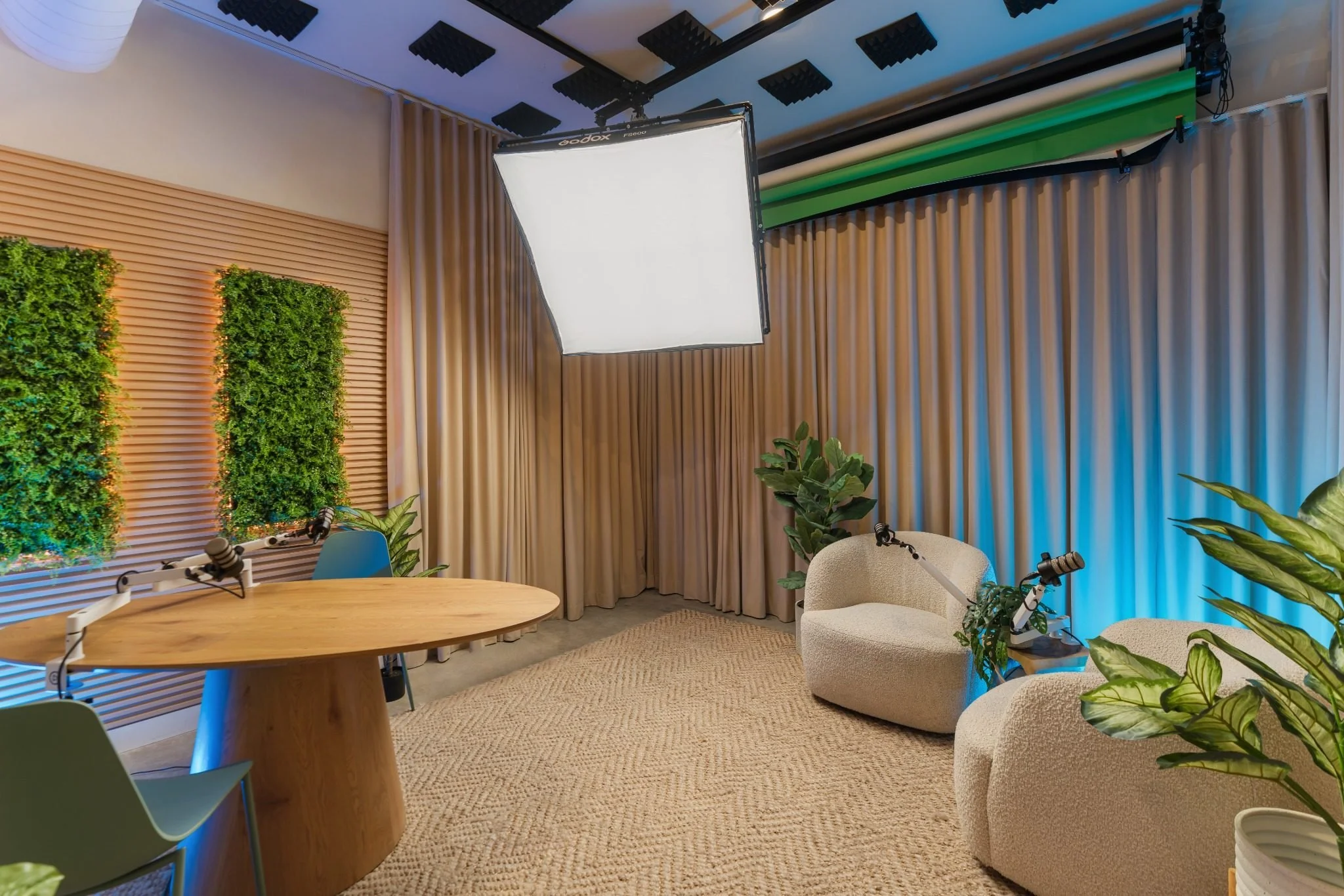 The Chicago Leader’s Guide to Video Podcast Production: How to Choose the Best Studio Space
