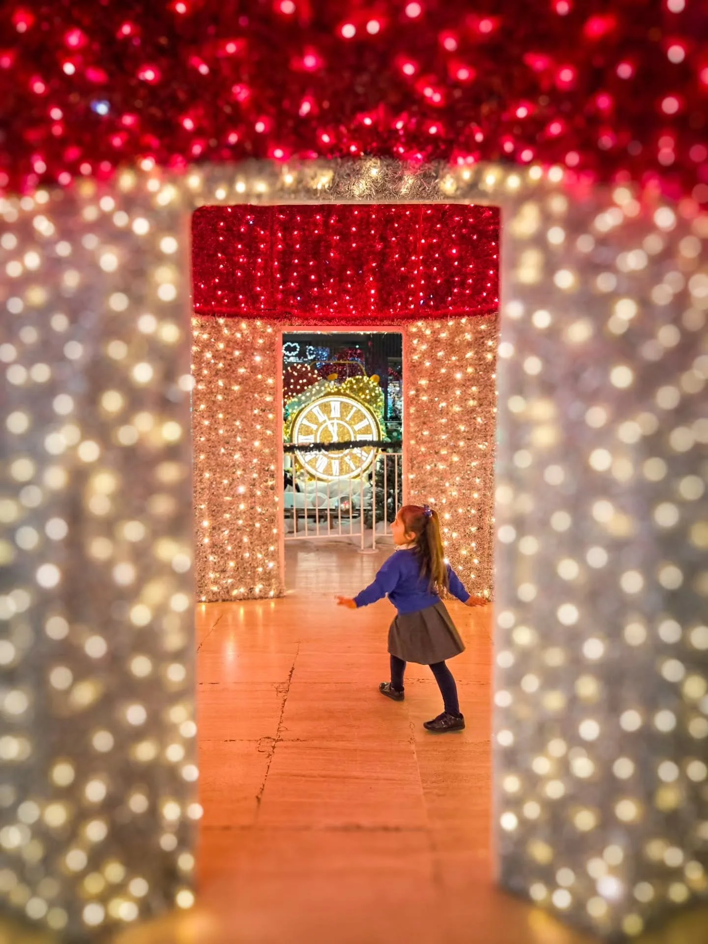 📸

📍Central Milton Keynes, Buckinghamshire 

Dancing through a doorway of Christmas wonder 🎁