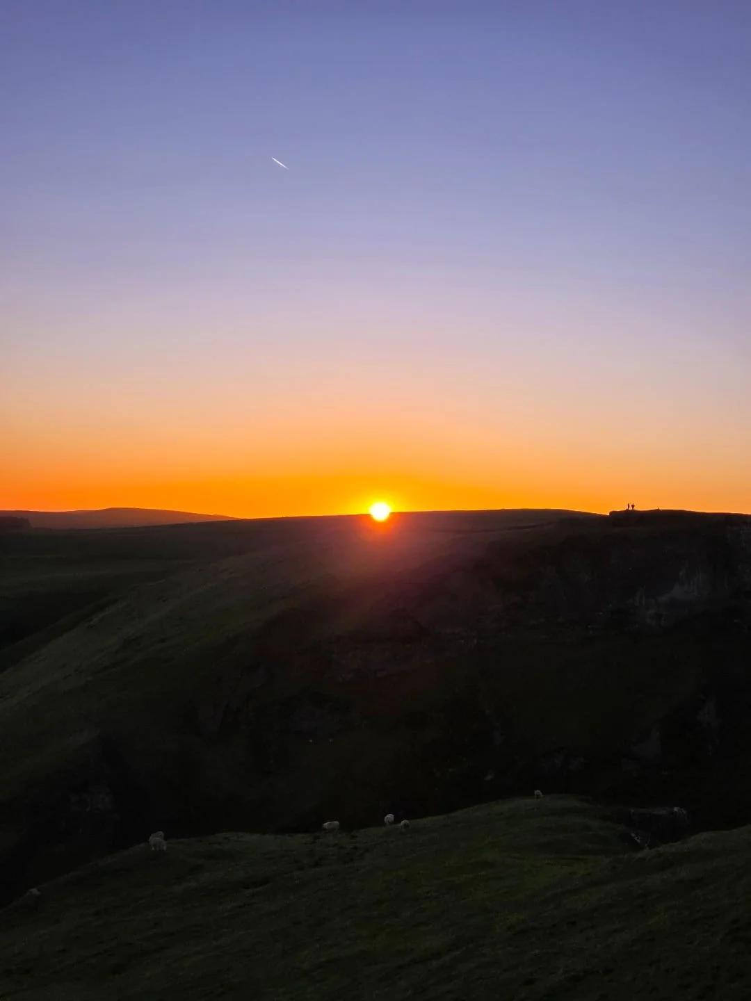 📸

📍Winnats Pass Summit, Peak District 

Can you spot the two hikers? 🌄