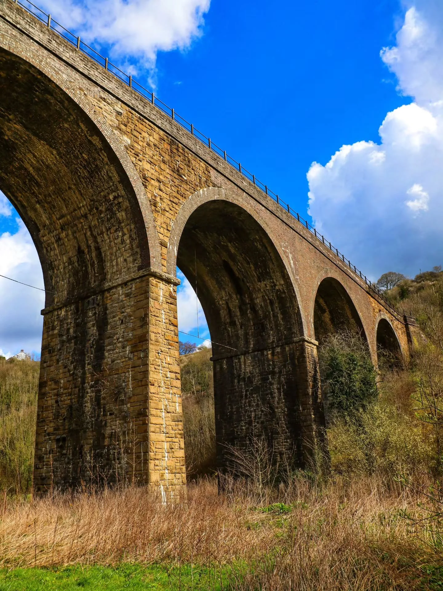 📸

📍Monsal Viaduct, Peak District 

Steam trains first powered their way across the viaduct in 1863 🚞
