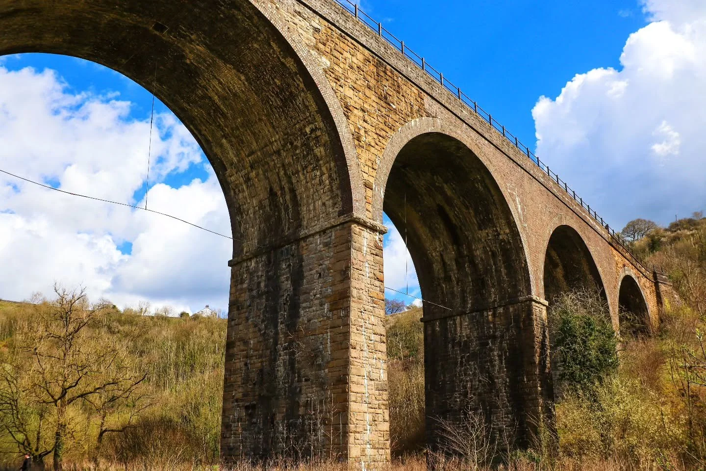 📸

📍Monsal Viaduct, Peak District 

Steam trains first powered their way across the viaduct in 1863 🚞