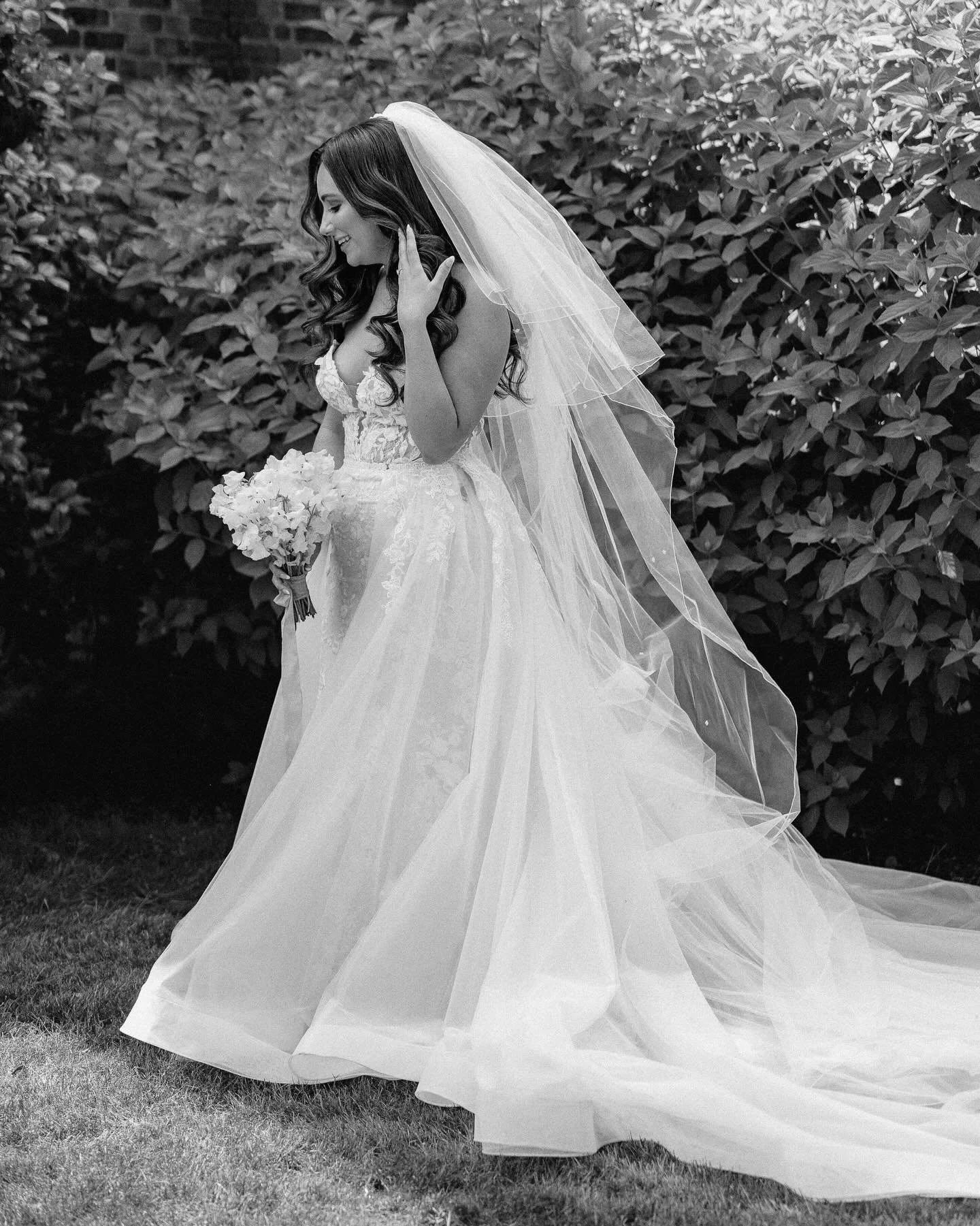 Three weddings, three visions. All with the same undertone of pure white and neutrals. 

@tayloralexis.photo 
@biancatangphotography 
@mlepictures