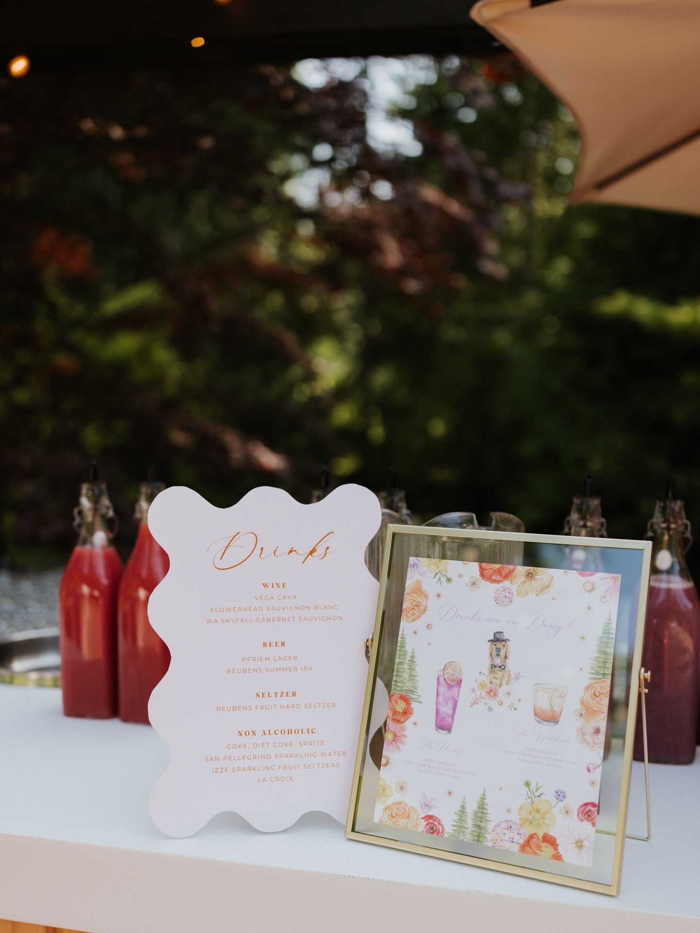 Signature bar signs are the perfect element from your wedding to pack in the whimsy, charm and personality.🍸

Have your signature cocktails painted, add a portrait of your pet[s], maybe throw in a fun border or print - the sign is your oyster. I wil