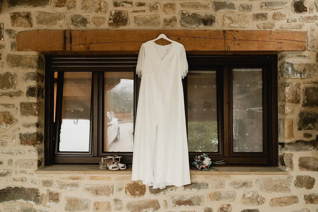 Garazi
.
.
.
Un vestido en crepe de corte imperio y mangas de gasa de seda. Apertura en el centro delantero y godet en la parte trasera ✨ 

Eskerrikasko @charmbyolatzagirre egiten dezun lana hain polit egiteagatik eta @garazibillar zure konfiantza ni
