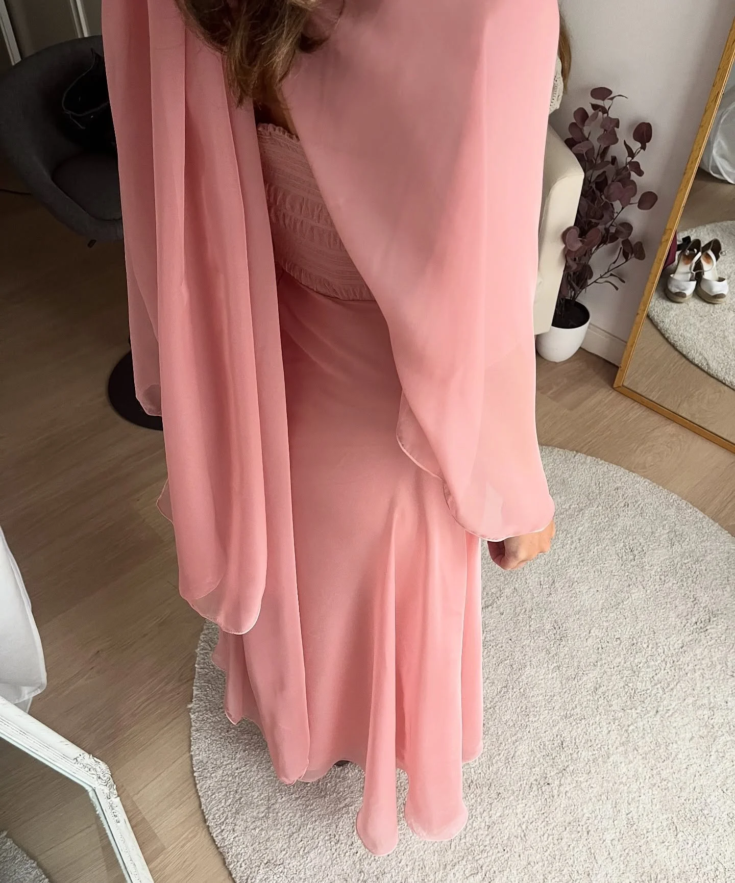 los detalles del proceso del vestido de Menchu, vestido en gasa de seda y seda natural, con aplique en tul en la parte superior y su capa de la misma gasa ✨

Gracias a las dos Menchus por este proceso tan tan bonito! Deseando ver toooodas las fotos!
