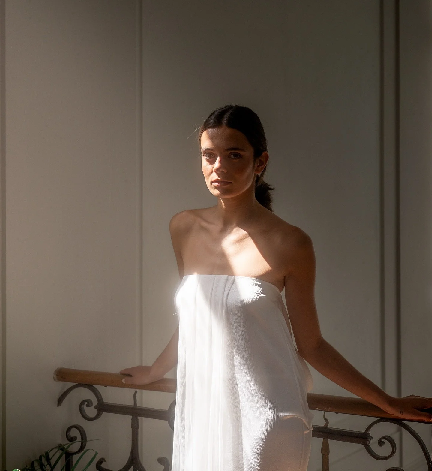 El blanco, es, por muchas razones, mi color favorito.

Es el color de la luz, de la limpieza, la pureza y la verdad. Es el color que refleja el resto de colores. Es el color de la amplitud, y del espacio. Un lienzo en blanco en el puedes crear sin l&