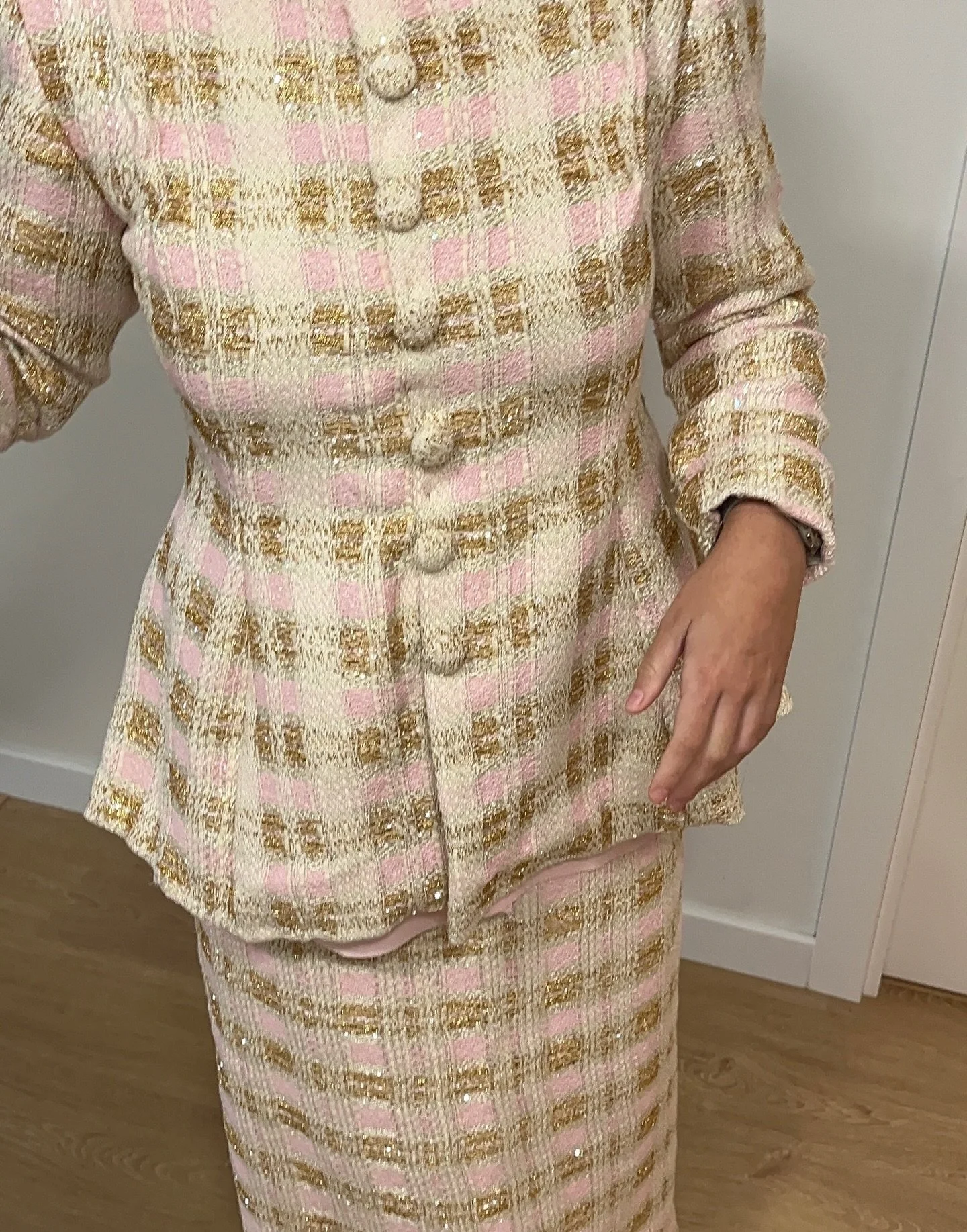 el traje de Maria 

Chaqueta y falda de tweed con hilos de lurex y botones forrados, con una camisa de crep&eacute; rosa que sobresale de la chaqueta.

#boda #invitadainvierno #invitadaperfecta #invitadaespecial #traje