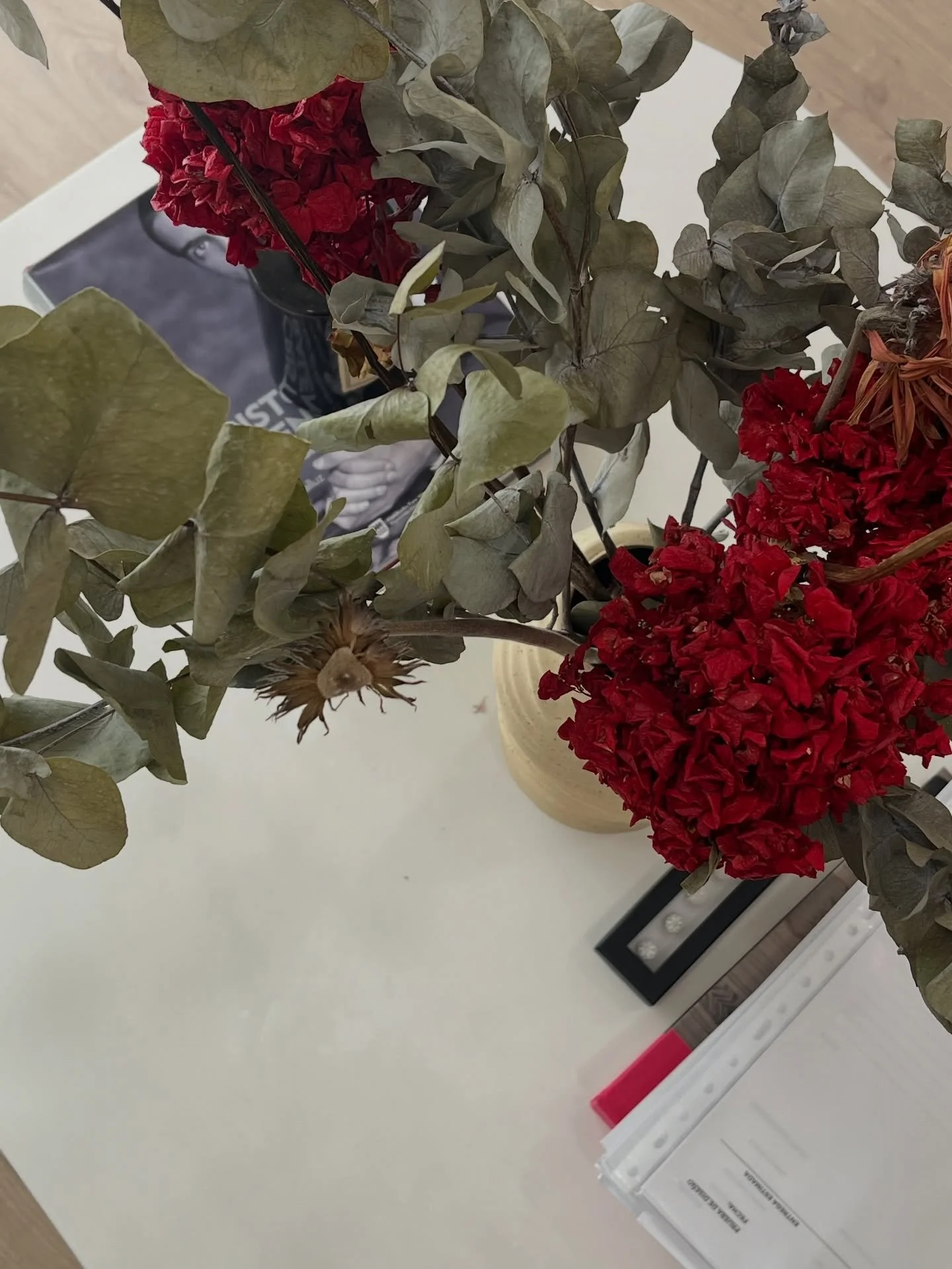 mi galeria esta semana se ha basado en, 

Suelo terminado,
Espacio,
Luz,
Blanco,
Muchas texturas,
Y sobre todo muuuuucha ilusi&oacute;n 

(y faltan todos los bocetos para muchas de vosotras 🤭) 

#atelier #costura #novia #vestido #invitadaperfecta