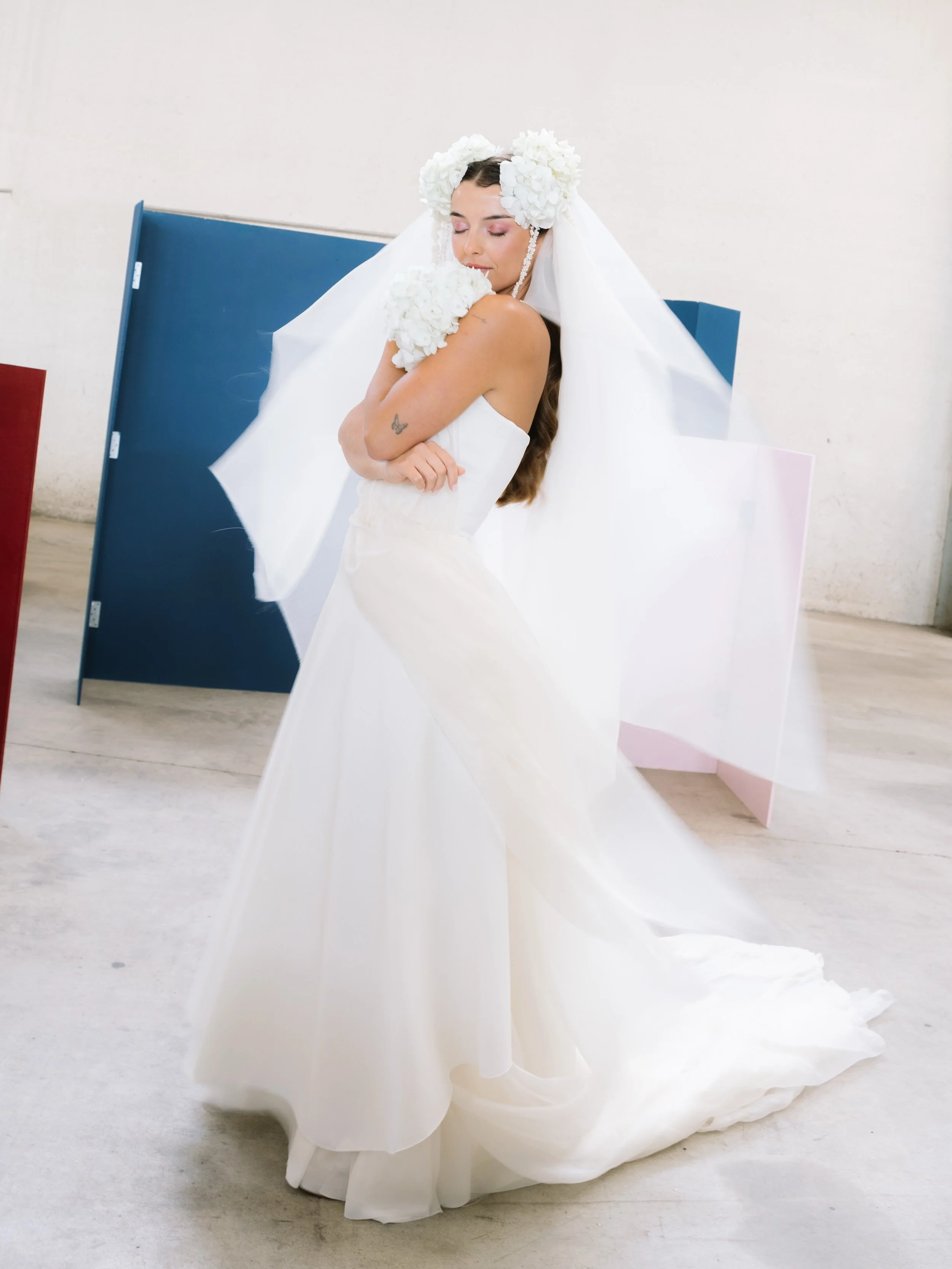 SORO I

Crep, organza de seda, cupro y gasa de seda plisada que hablan sobre el orden en el desorden, y que ha sido el resultado de un proceso creativo poco pensado y muy natural; vamos, el disfrute de crear hecho vestido,

Exactamente como mi madre 