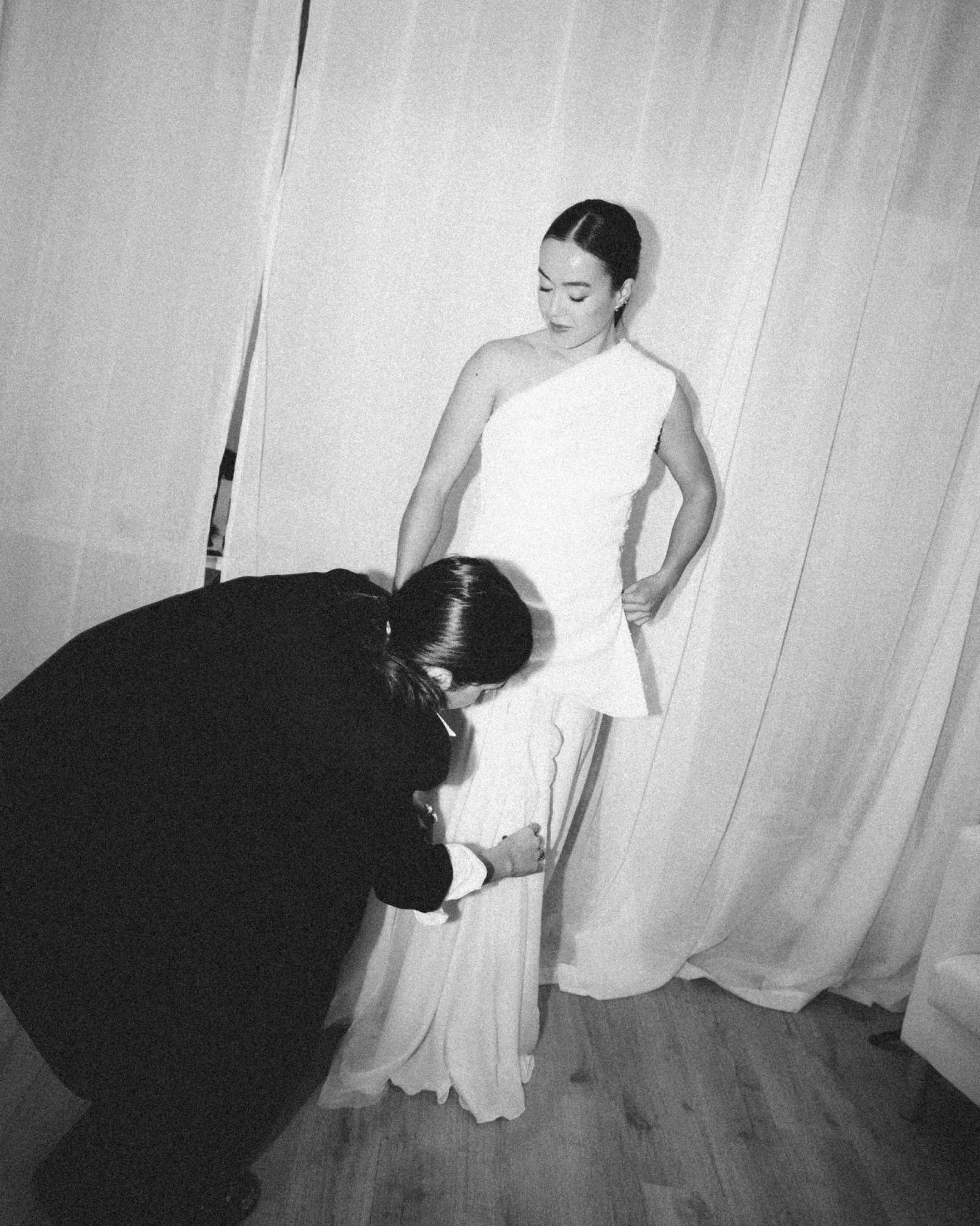 un fitting con @by.clementina_ y @aimiarrue desde los ojos de @itsasoegurbide de @ochoeme en el atelier

puedo pedir algo m&aacute;s? 

#shooting #novia #coleccion #modanupcial #noviaperfecta