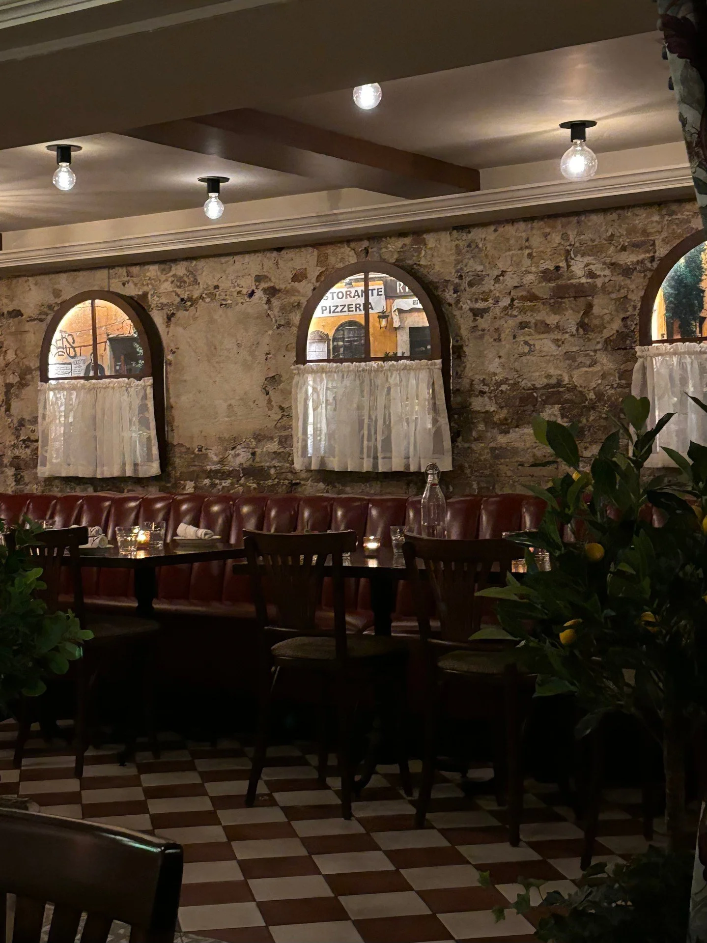 Sotto was made for intimate downtown nights 🍝 where the music is low, the pasta is fresh, and every table feels tucked away from the city outside. 

#SottoChicago #ChicagoItalian #ChicagoPasta #LoopChicago #ChicagoFoodie