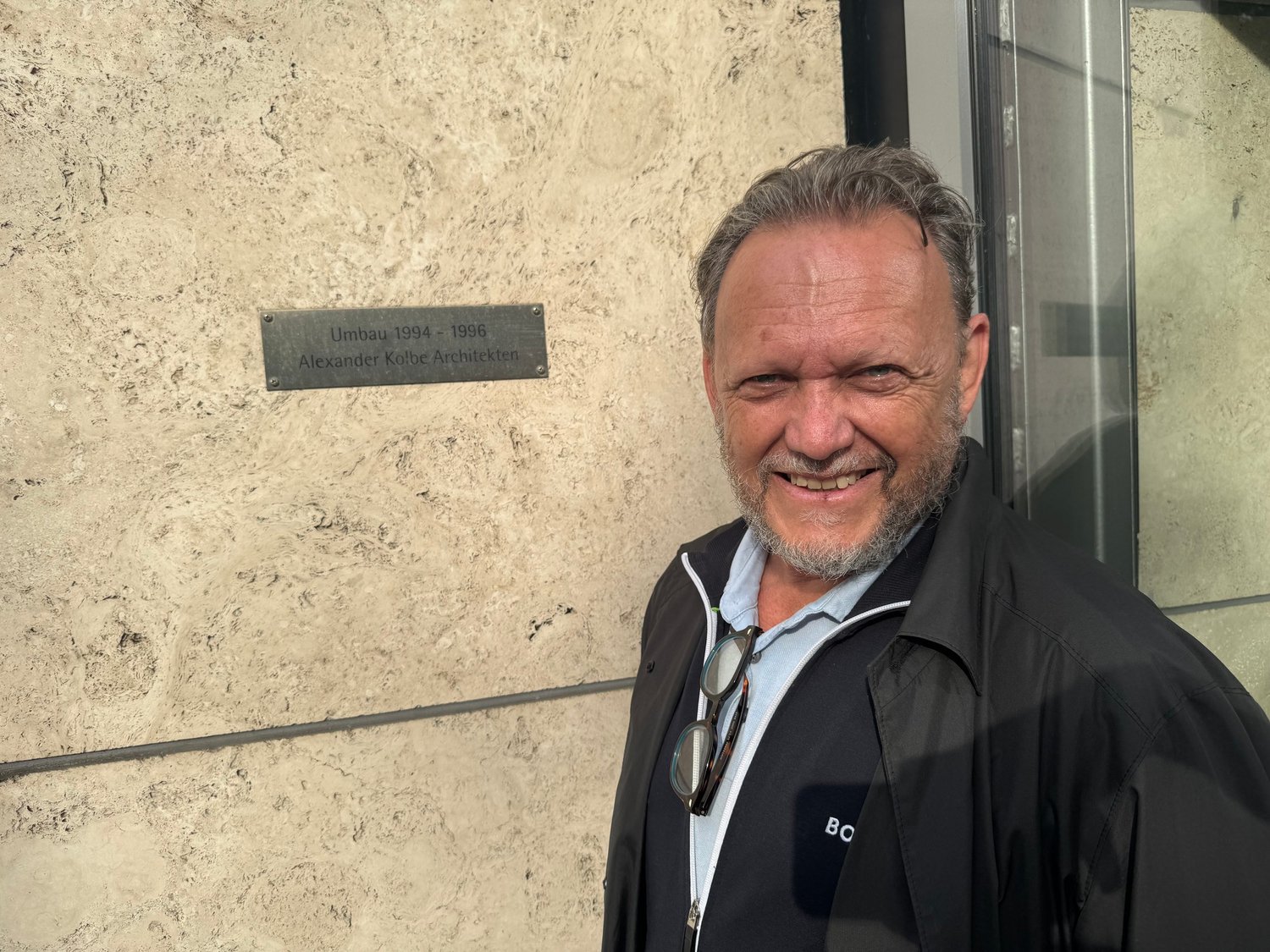 Alexander Kolbe beside the architect's plaque on the Otto-Wels-Haus