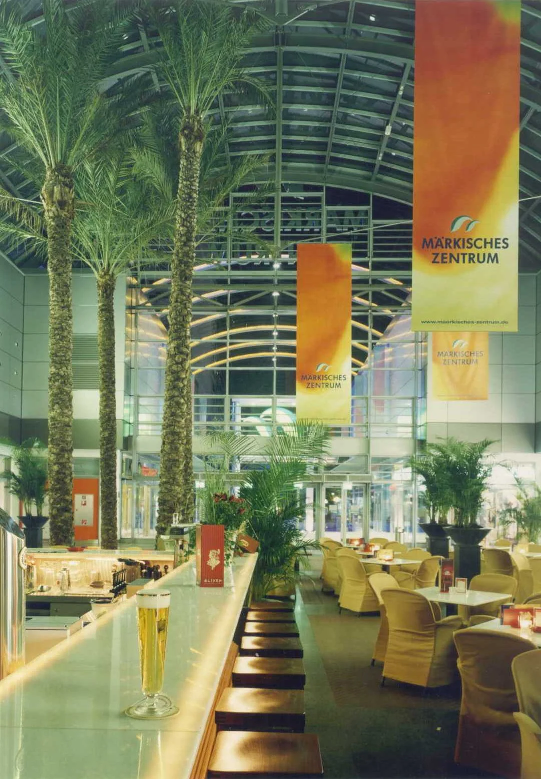 MZ Atrium Cafe Nacht Foto.jpg