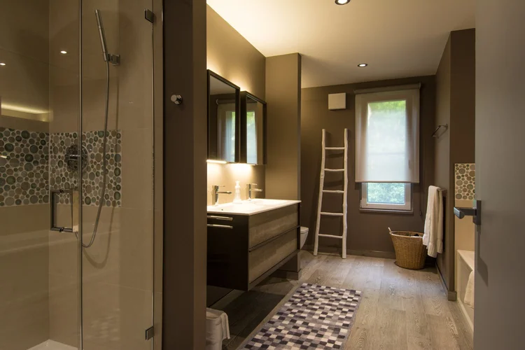 Walk-in shower with mosaic accent
