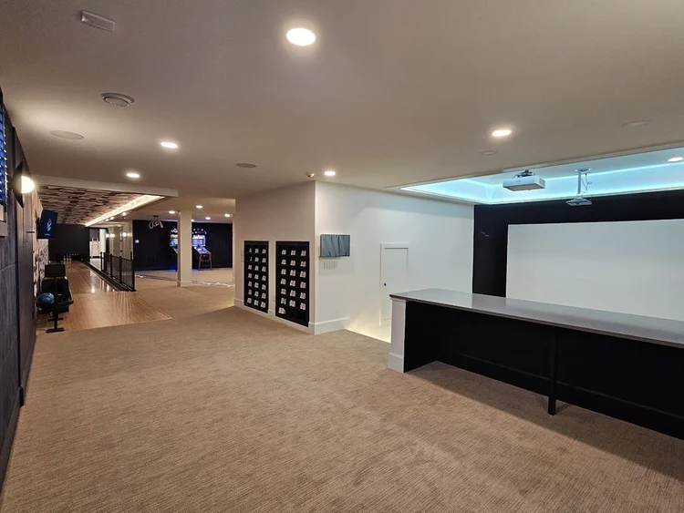 Entertainment space with golf simulator