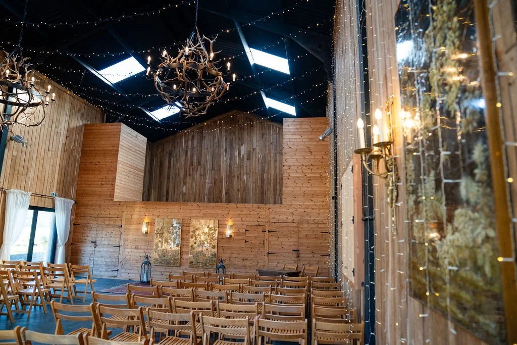 Wedding Celebrant in Surrey at Kent Wedding Venue Chafford Park. Photo: Isobel WN Photography