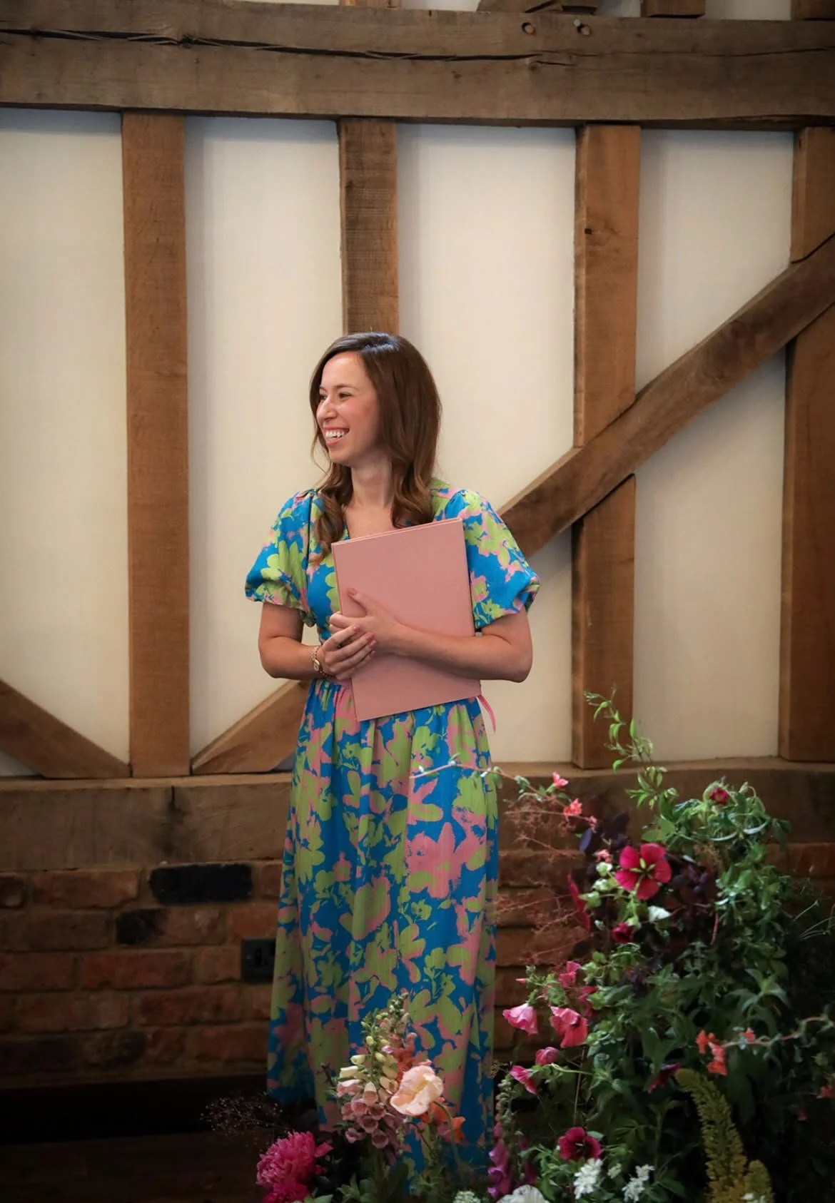A couple celebrate their wedding ceremony at Gate Street Barn in Surrey, led by an independent Surrey wedding celebrant, creating a relaxed and personalised celebration with family and friends. Photo: VLA Wedding Photography