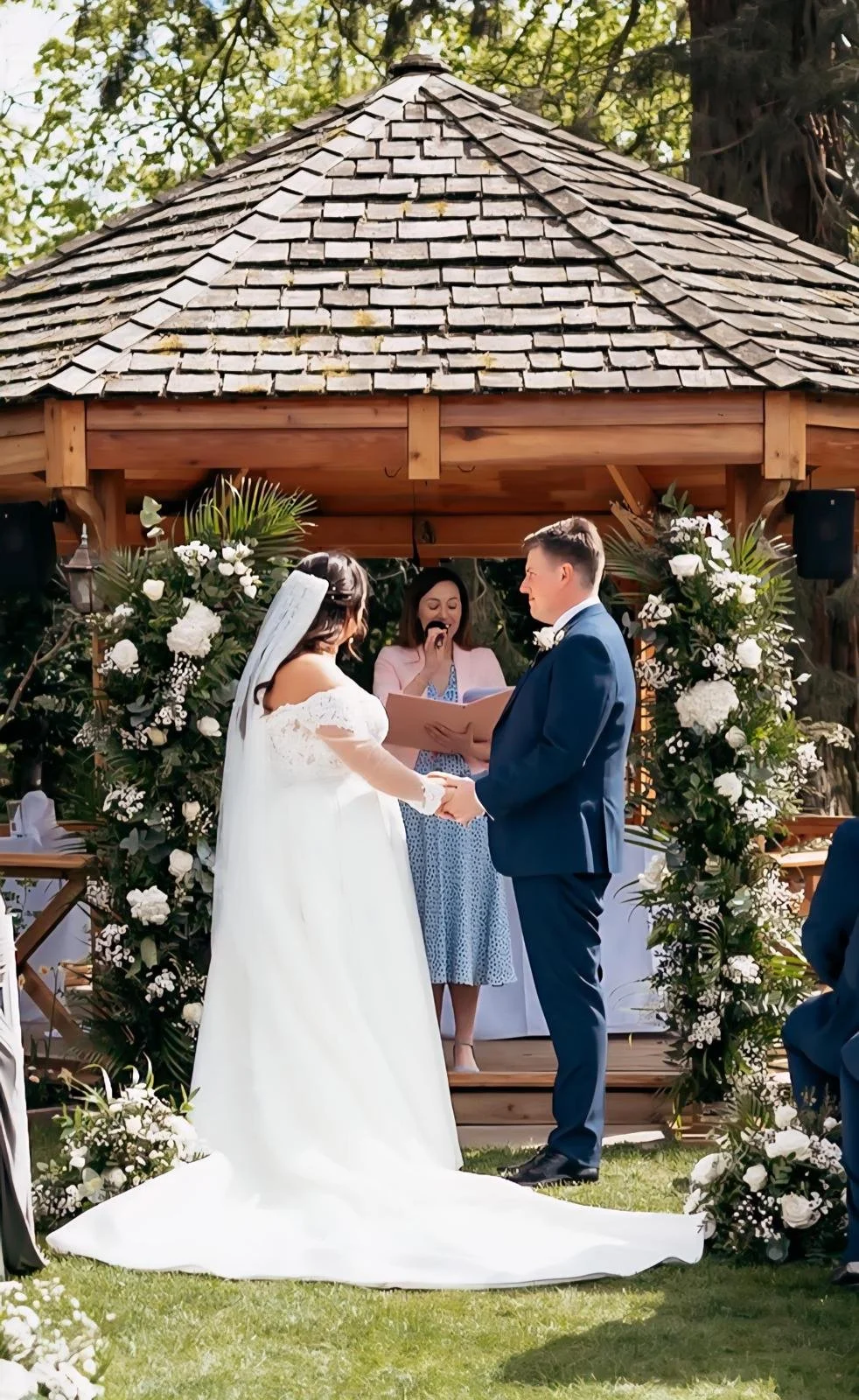 A couple celebrate their wedding ceremony at Mulberry House in Essex, led by an independent Surrey wedding celebrant, creating a relaxed and personalised celebration with family and friends. Photo: Eyebrow Photography