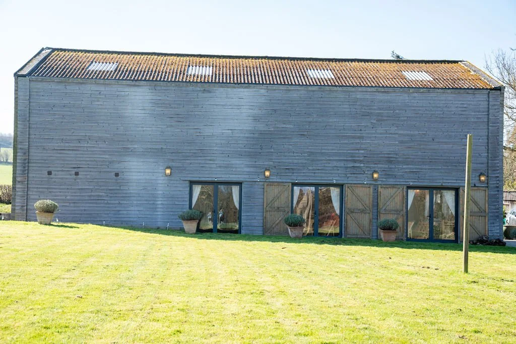Wedding Celebrant in Surrey at Kent Wedding Venue Chafford Park. Photo: Isobel WN Photography