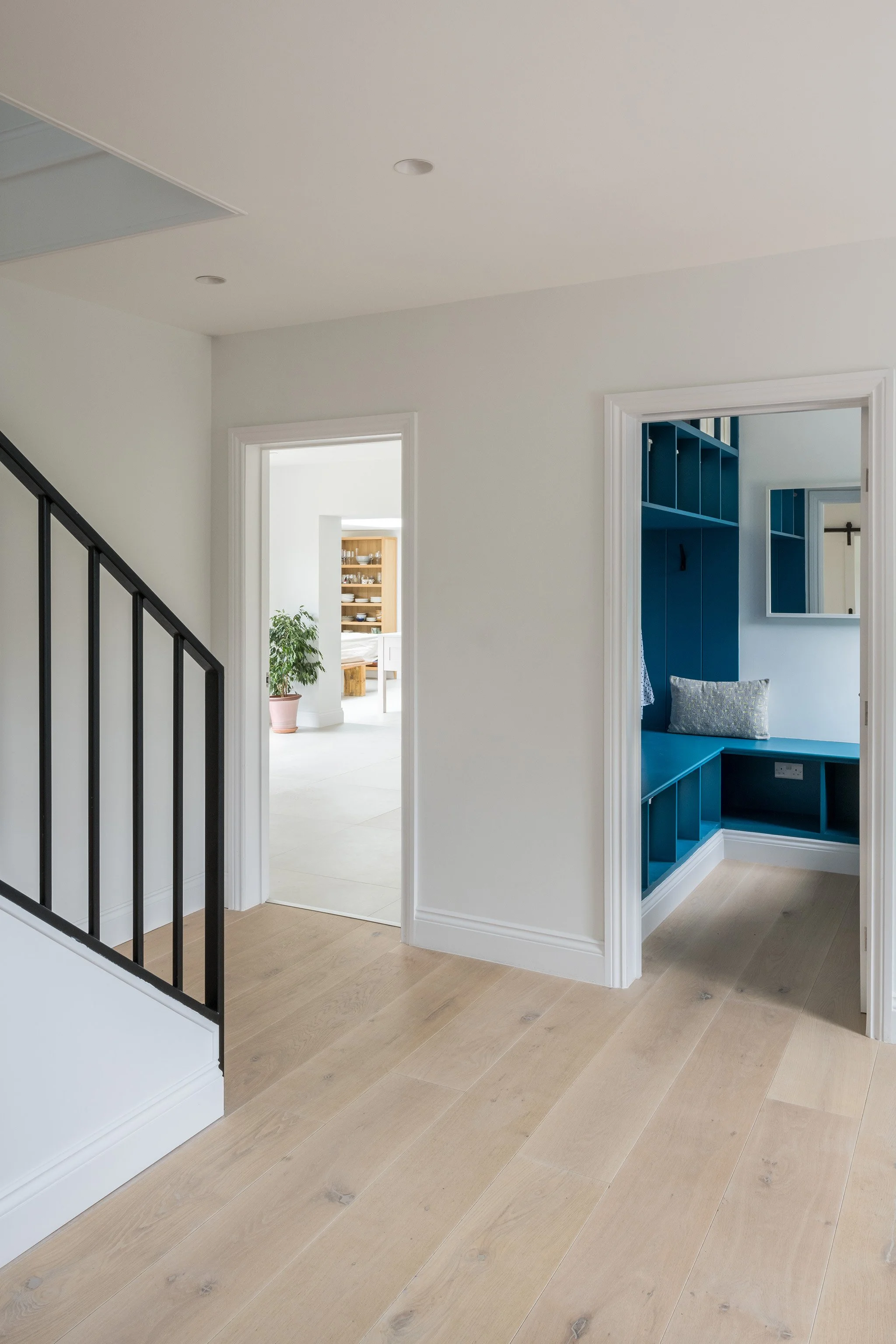 4-The-Pippins-Charred-Timber-House-Extension-Hall-Interior-Design-Architecture-London-Buckinghamshire-UK-Rider-Stirland-Architects.JPG