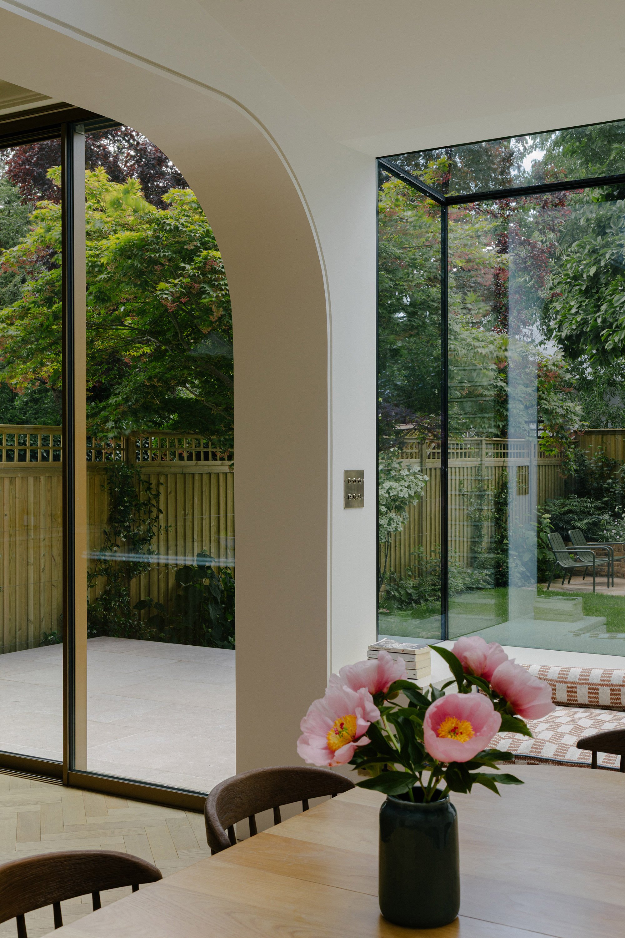 25-winterbrook-dulwich-estate-kitchen-extension-interior-design-oriel-window-arch-detail-london-uk-rider-stirland-architects.jpg