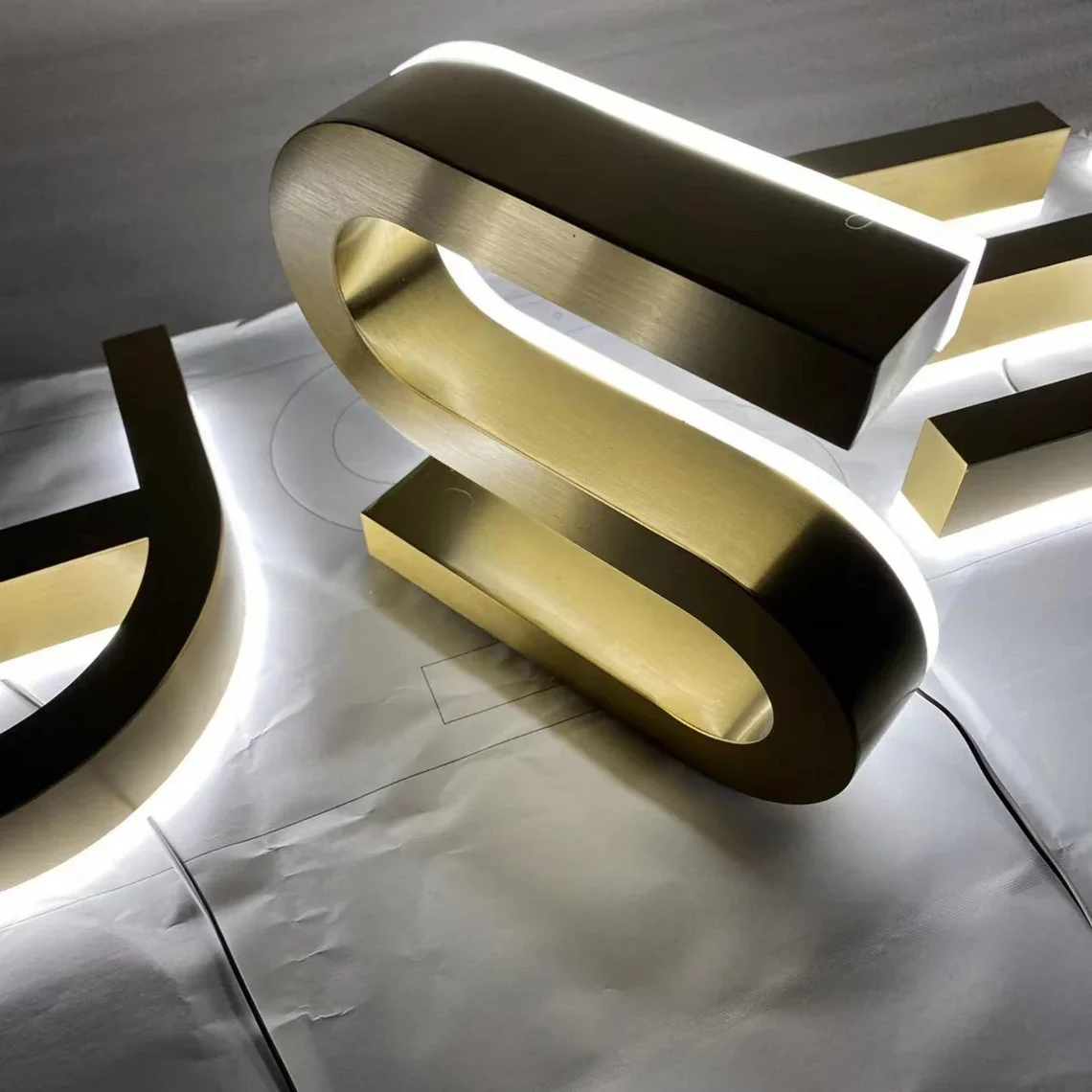 Halo-illuminated letter