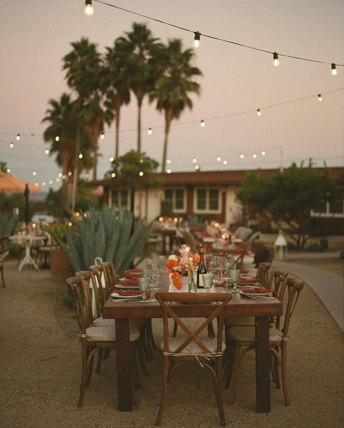 A moment for this tablescape ⁠💫 ⁠
⁠
.⁠
.⁠
.⁠
⁠
Photo: @summerstaeb