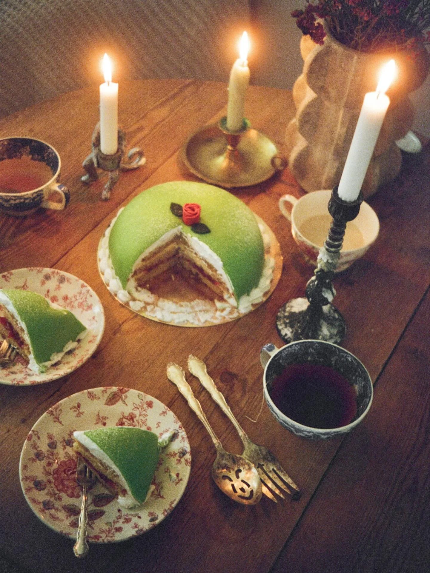 This life with @kevin_eriksen_ (who wants the world to know that that&rsquo;s his e-reader, not his phone) on film 🌹 #olympustrip35 #kodakultramax400