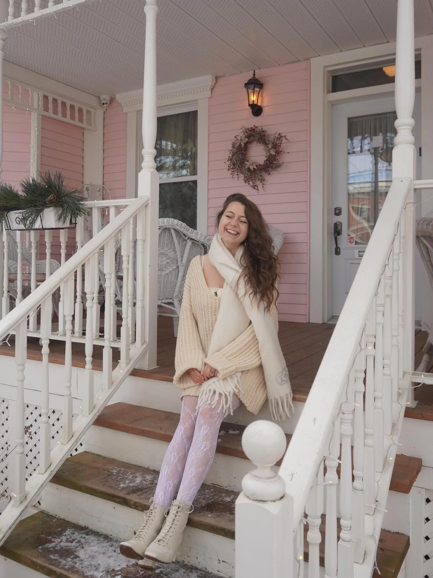 Last month at the Maison Rose 🌸 This is your sign to buy a Victorian manor with me and all of our friends, restore it in monochrome glory (I recommend green) and fill it with our communal antiques, and have vivacious book club meetings on our wrapar