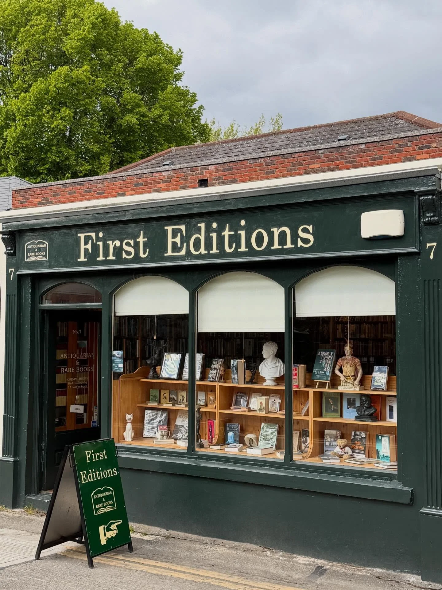 Our tour of awe-inspiring bookstores and libraries to read, sip and dream in 💭