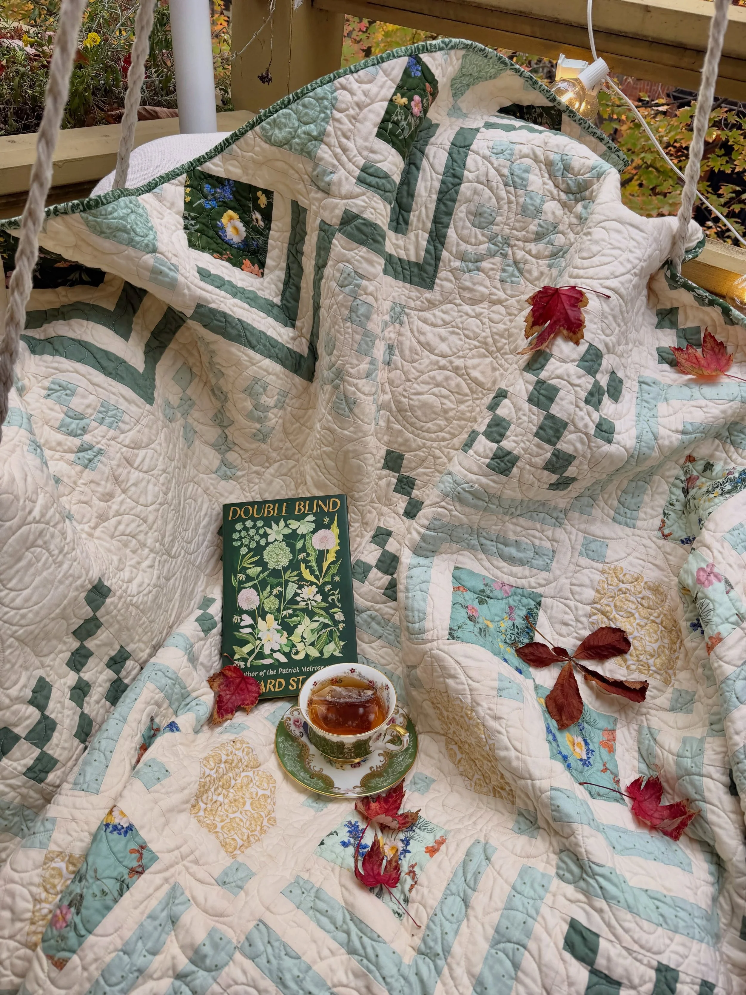 Cozy days with this unbelievable wedding quilt by my aunt @catrinaxo 🫖🍁