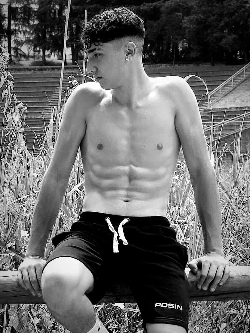 Hot summer, cool vibes, keep Posin
.
.
.
#fashionable #malemodelshoot #gymfit #picoftheday #malefitness #gymfit #ﬁtnessapparel #malephoto #gymfashion #menshealth