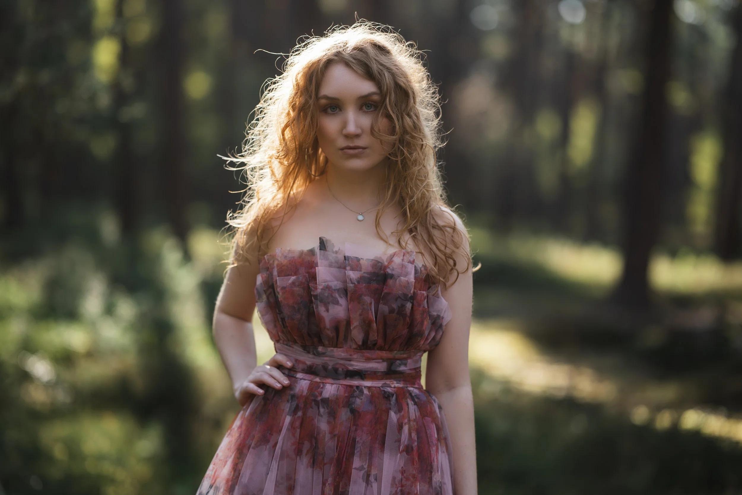 Vier Looks, ein Wald, natürliches Licht — Portrait-Shooting mit Niki bei Schwandorf