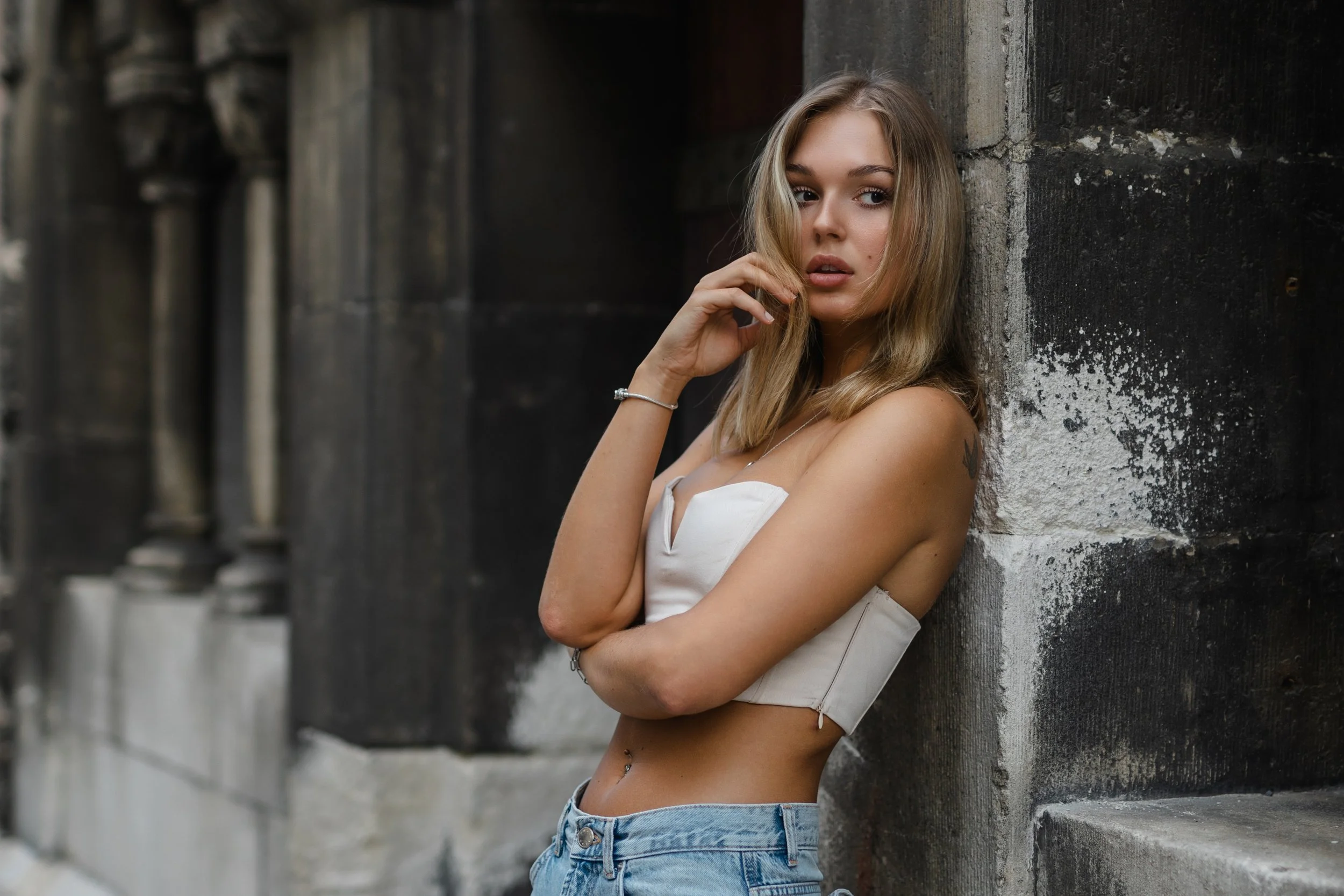 Sandstein, Sportswear, Sommerwind — Portrait-Walk mit Ann-Kathrin durch die Regensburger Altstadt